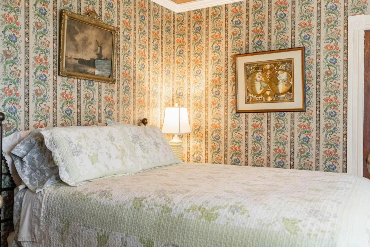 Bedroom, Bed in Captain Mey's Inn