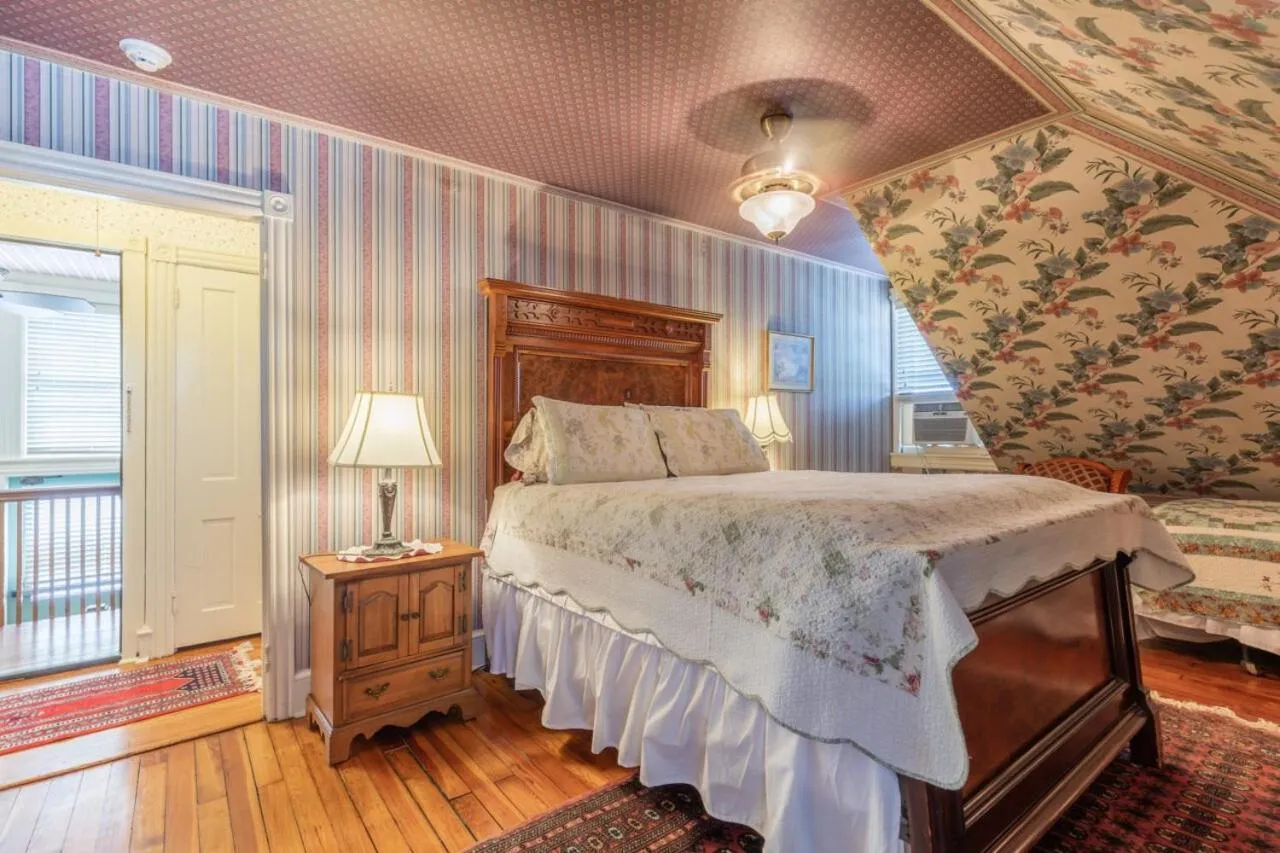 Bedroom, Bed in Captain Mey's Inn