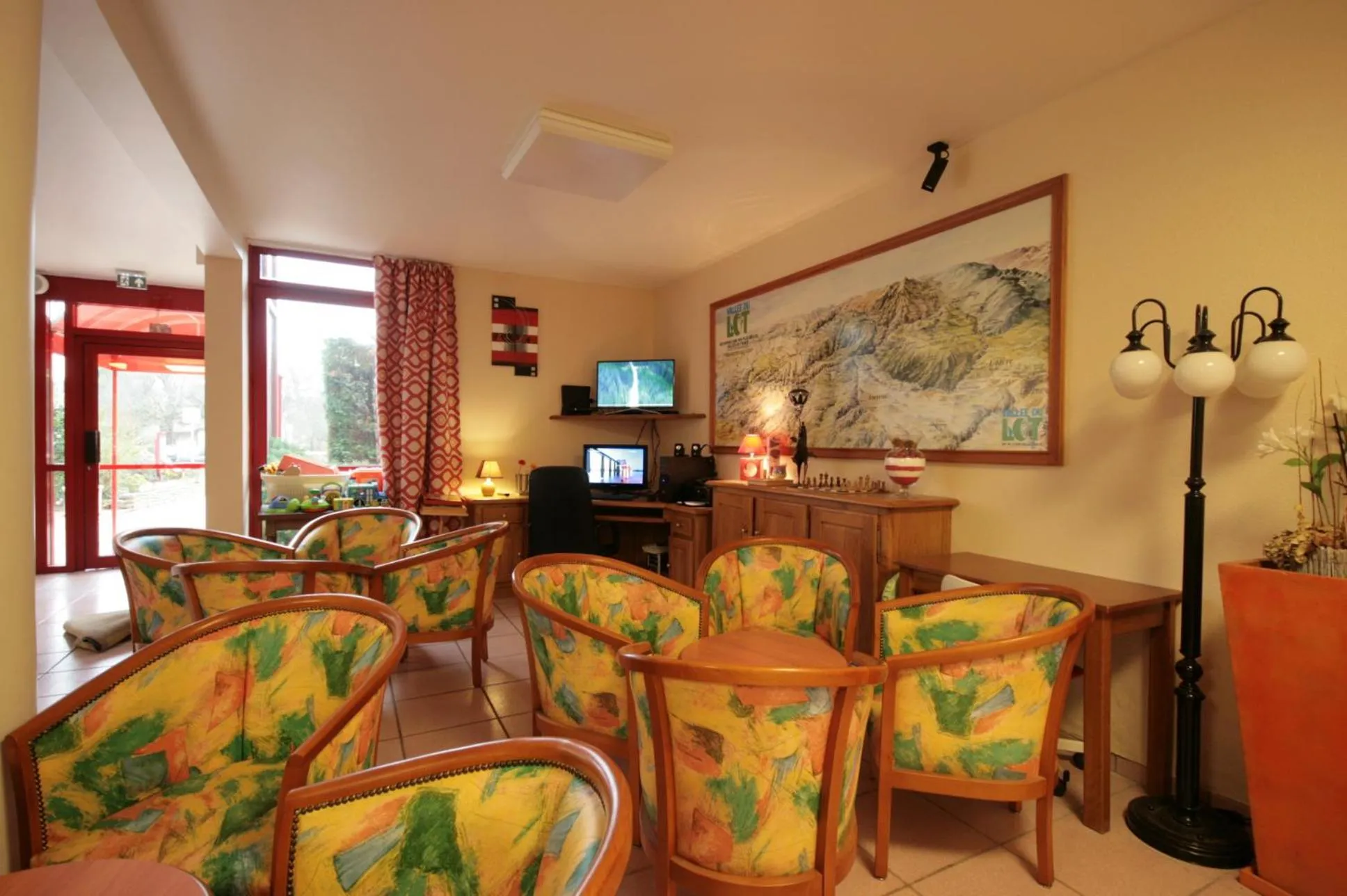 Communal lounge/ TV room in Logis Auberge La Diege