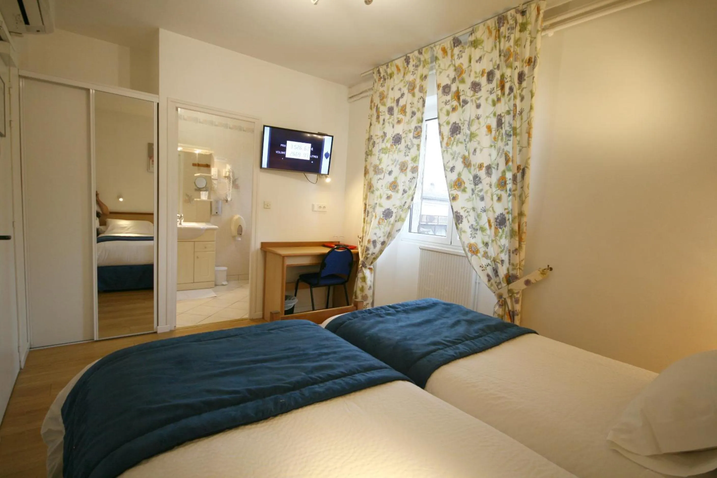 Bed in Logis Auberge La Diege