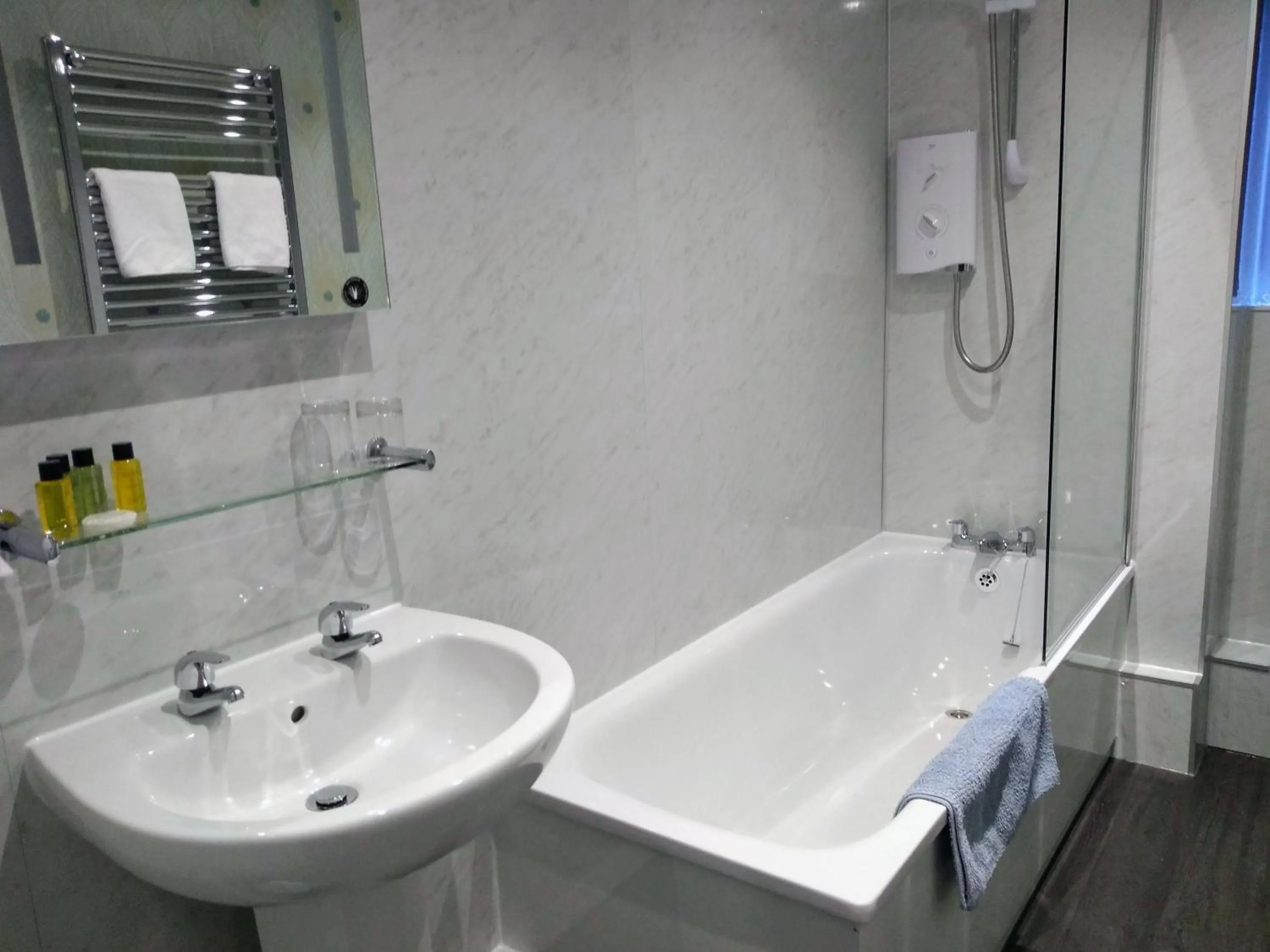 Bathroom in Bluebird Lodge