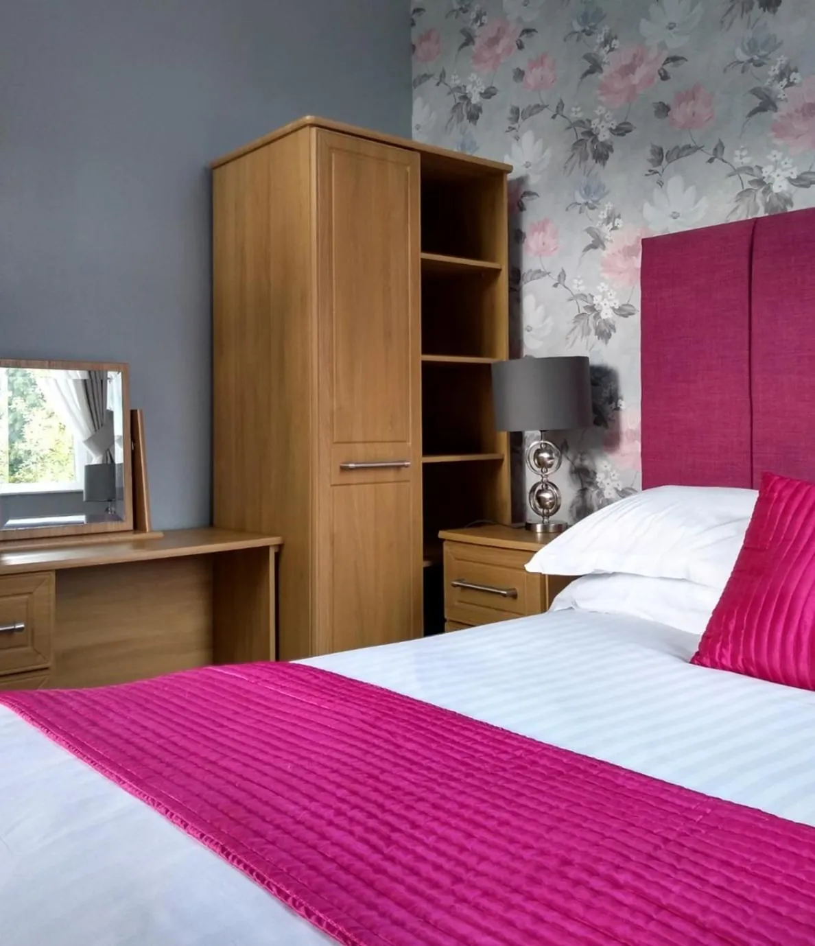 Bedroom, Bed in Bluebird Lodge