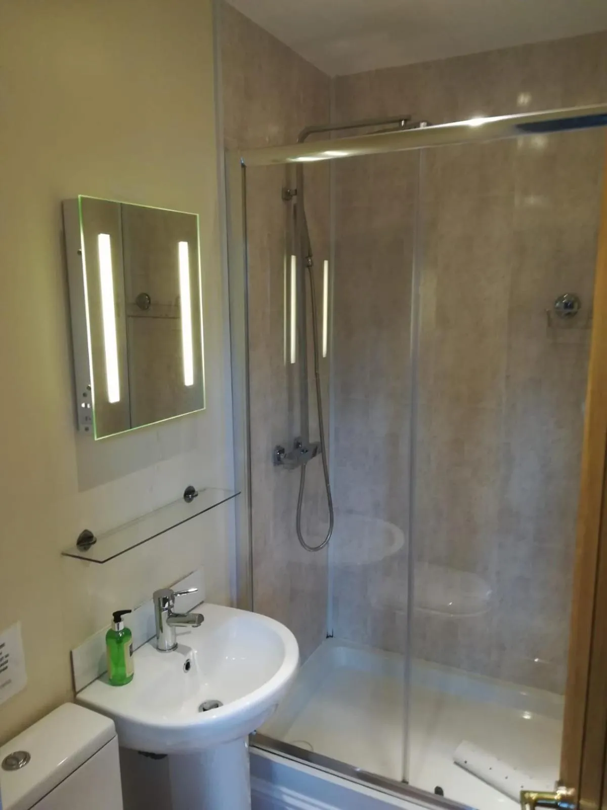 Shower in Bluebird Lodge