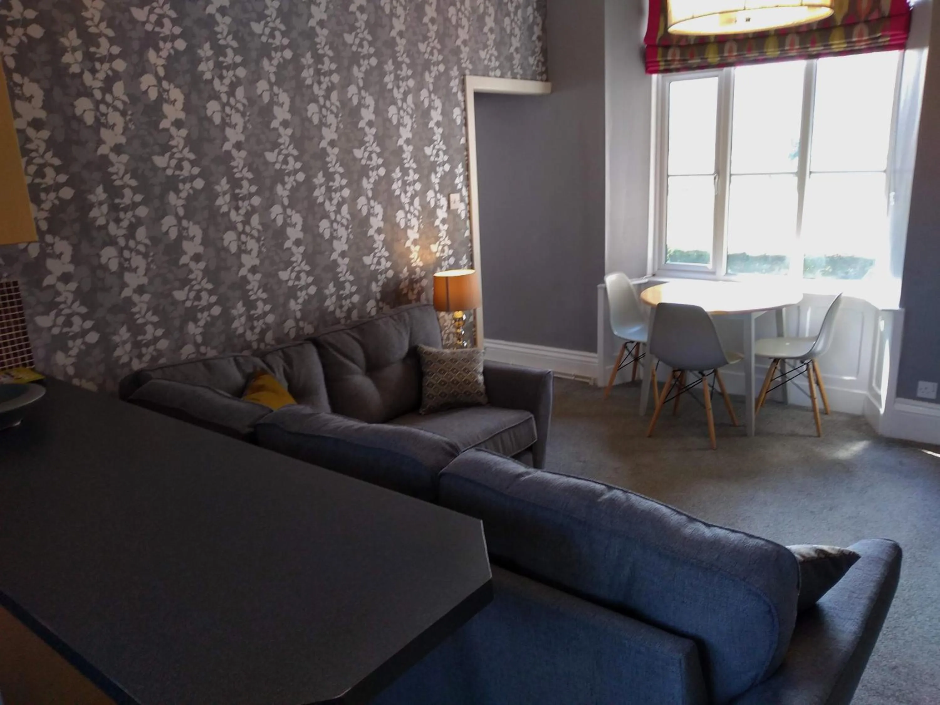 Living room in Bluebird Lodge