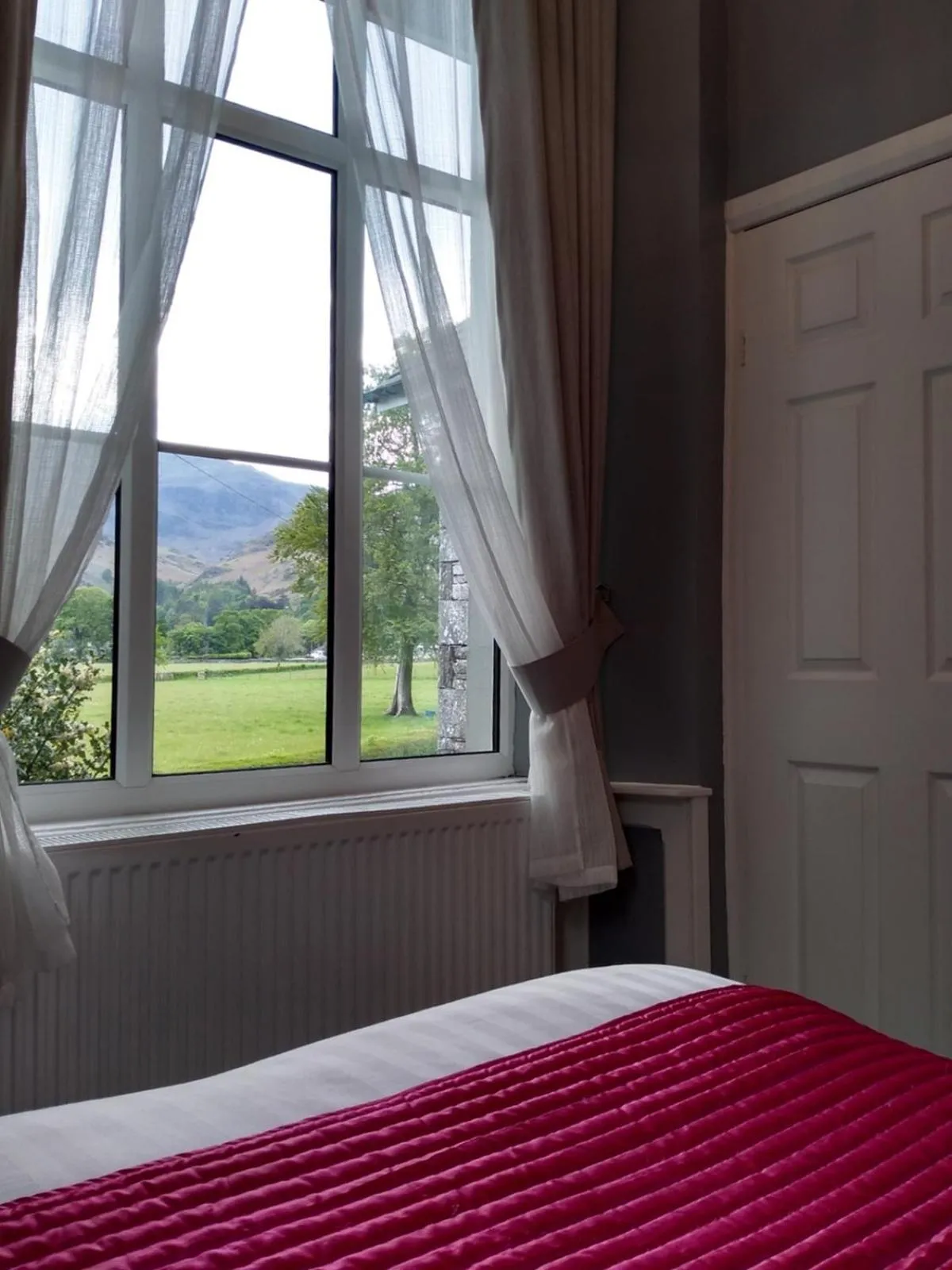 Mountain view, Bed in Bluebird Lodge