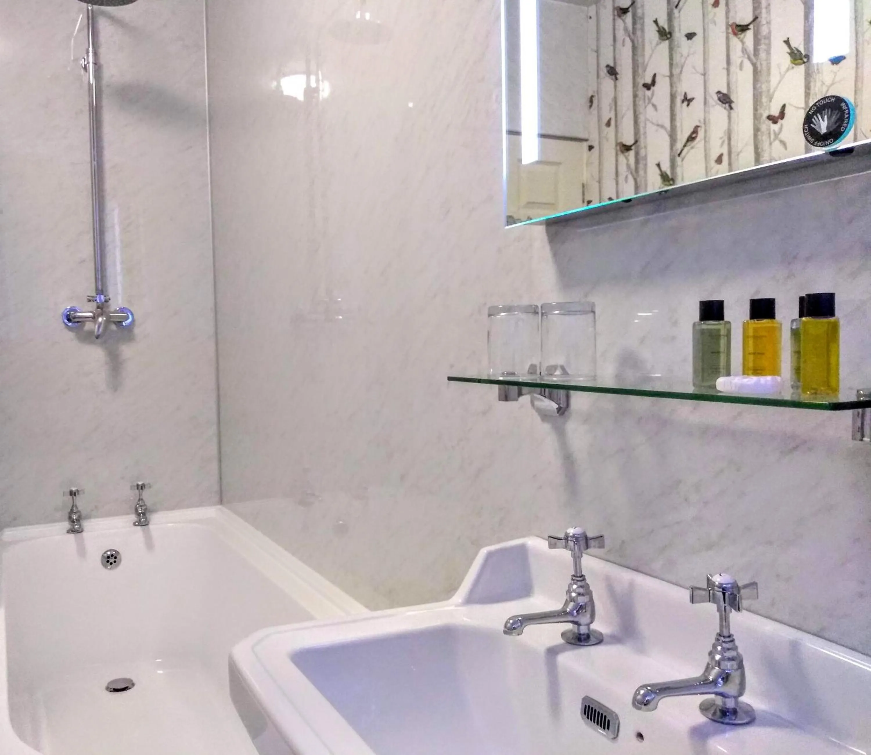 Bathroom in Bluebird Lodge
