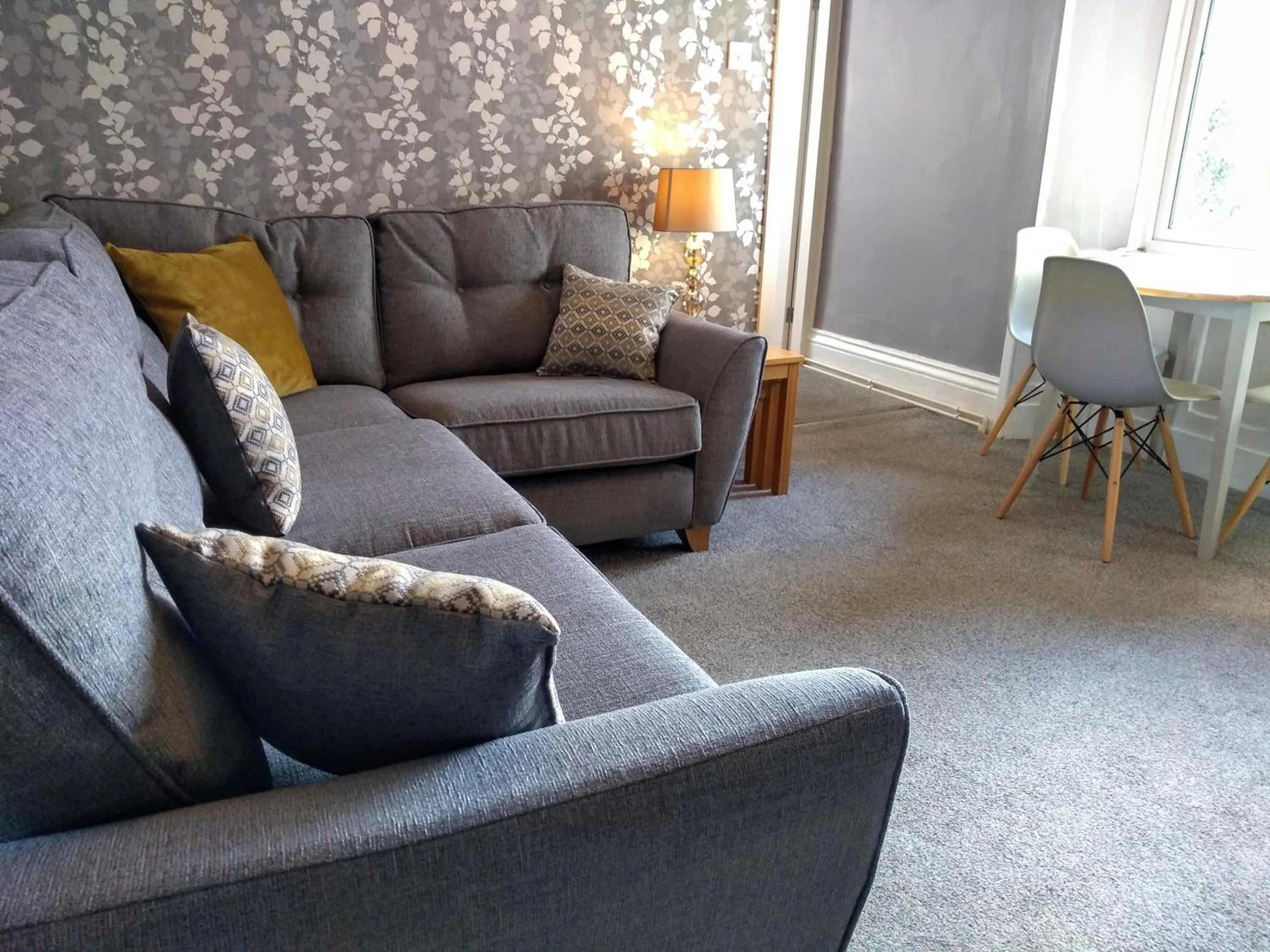 Seating area in Bluebird Lodge