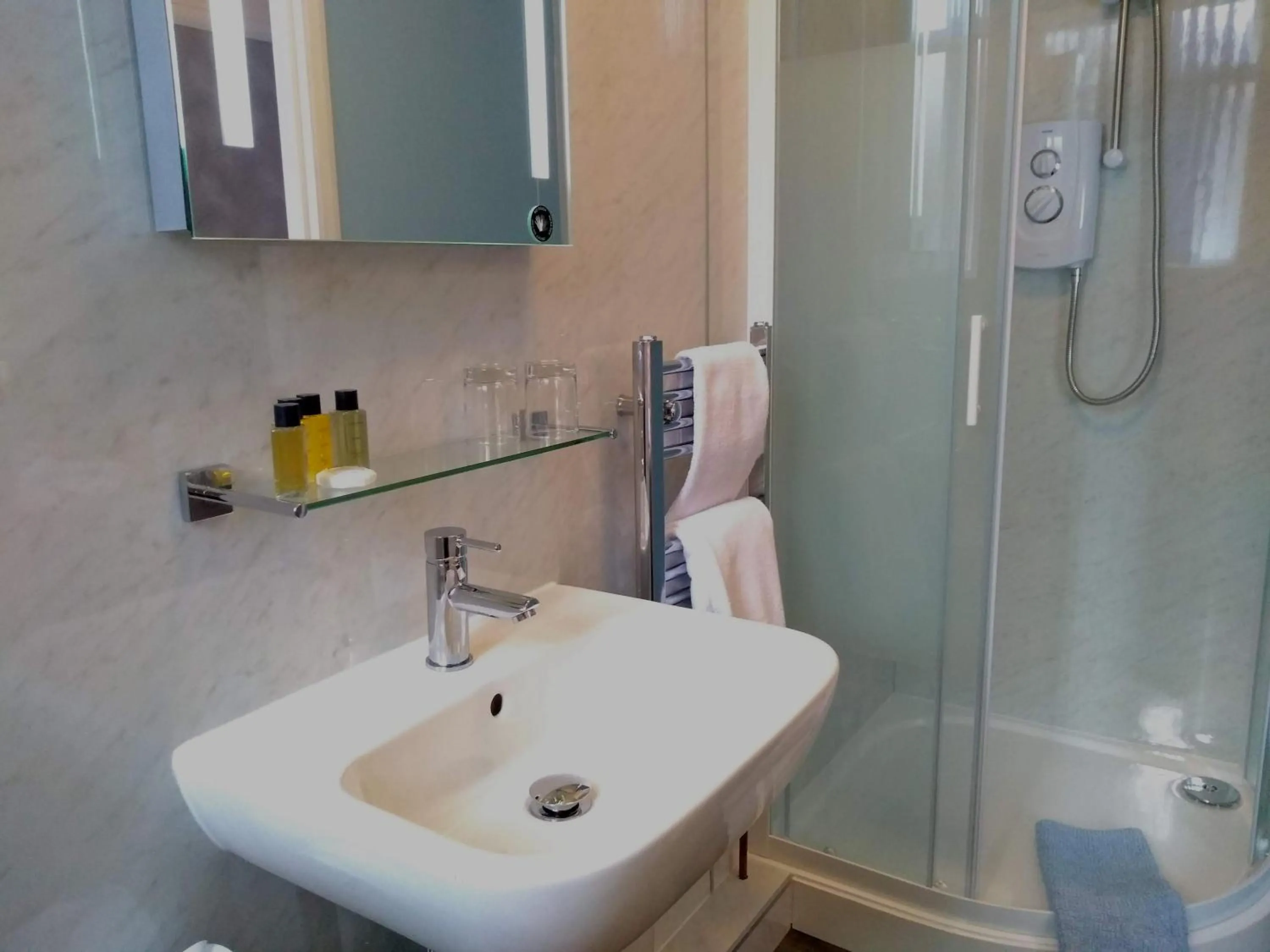 Shower in Bluebird Lodge