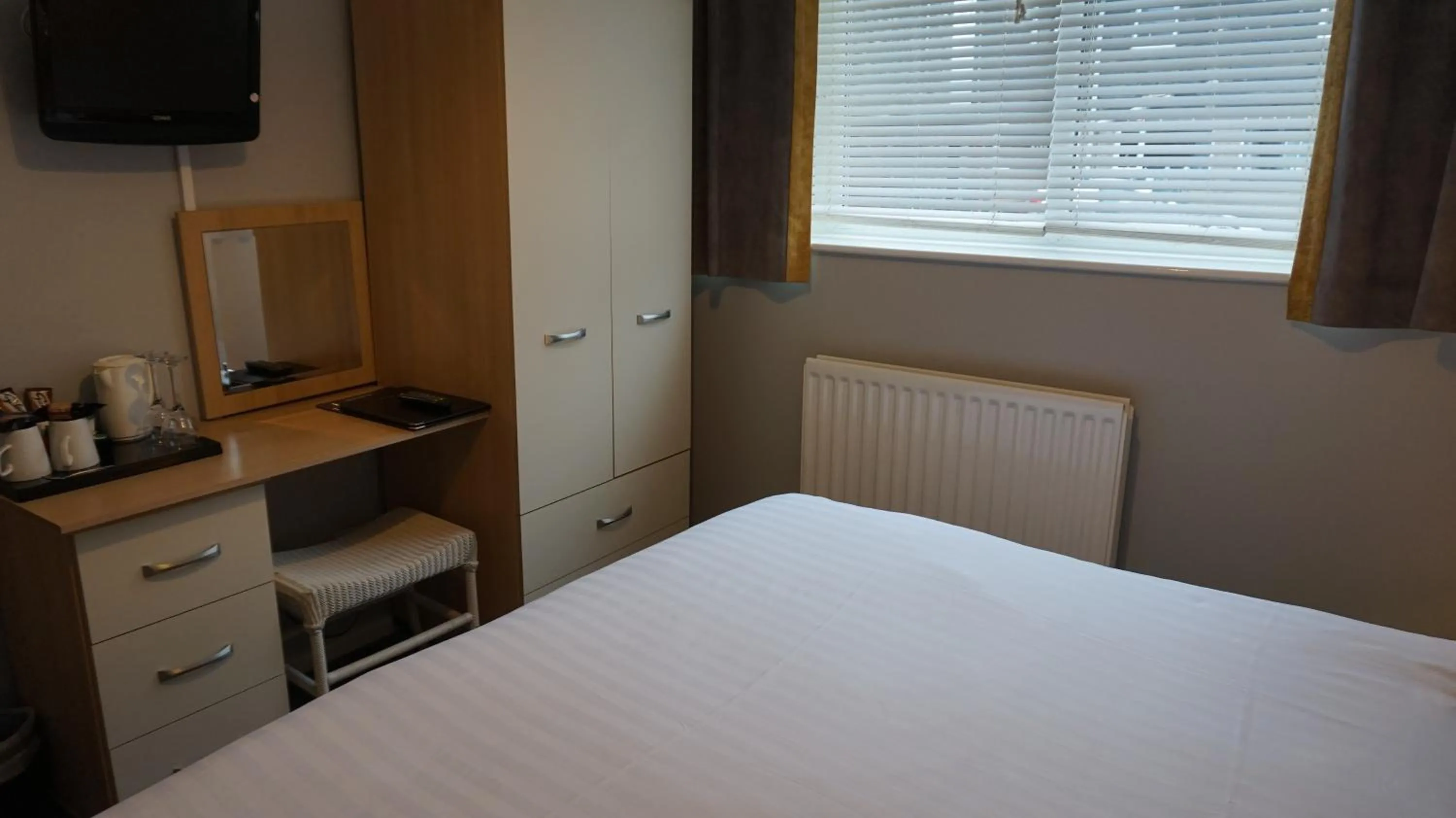 Coffee/tea facilities, Bed in Bluebird Lodge