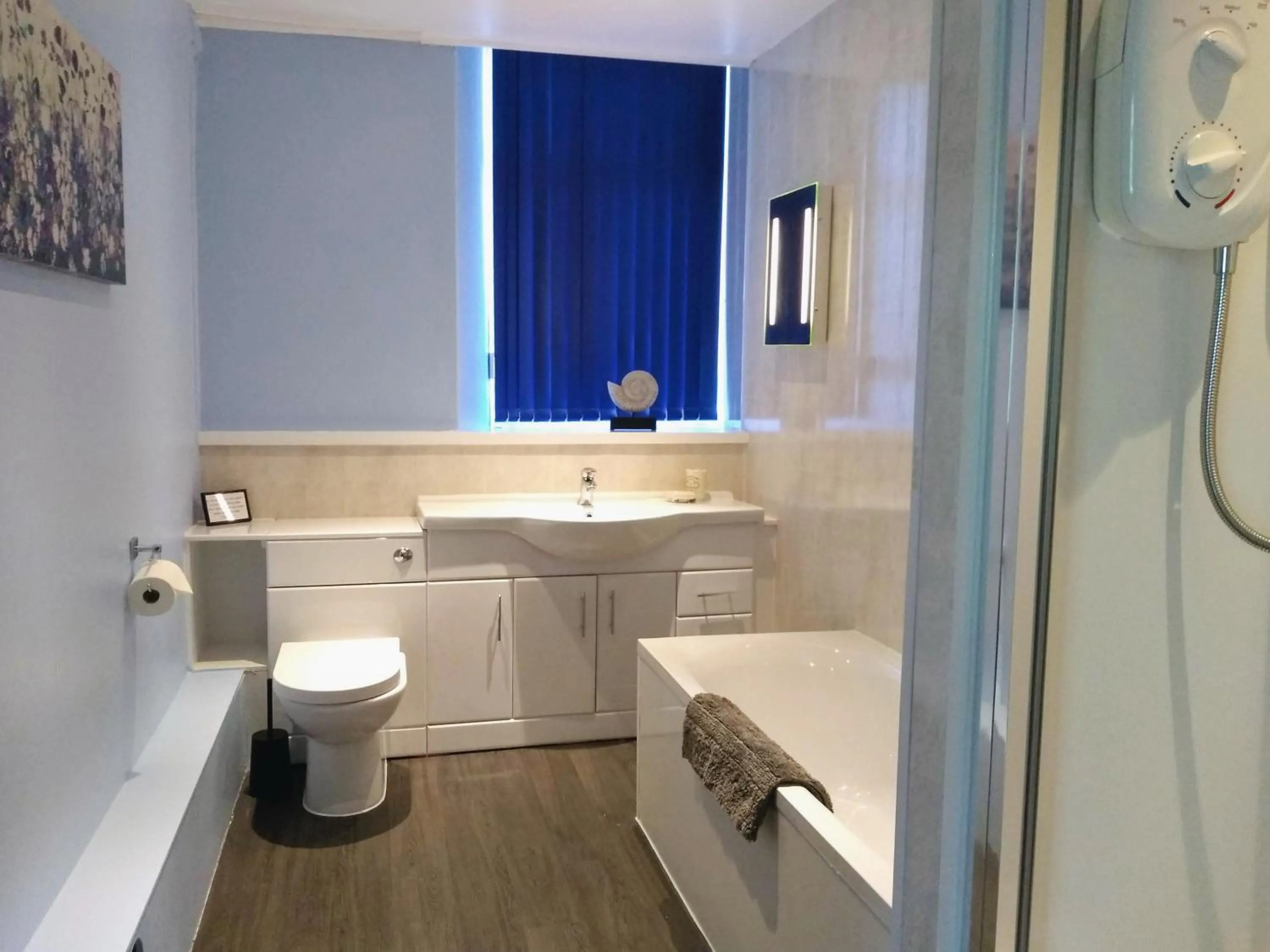 Bathroom in Bluebird Lodge