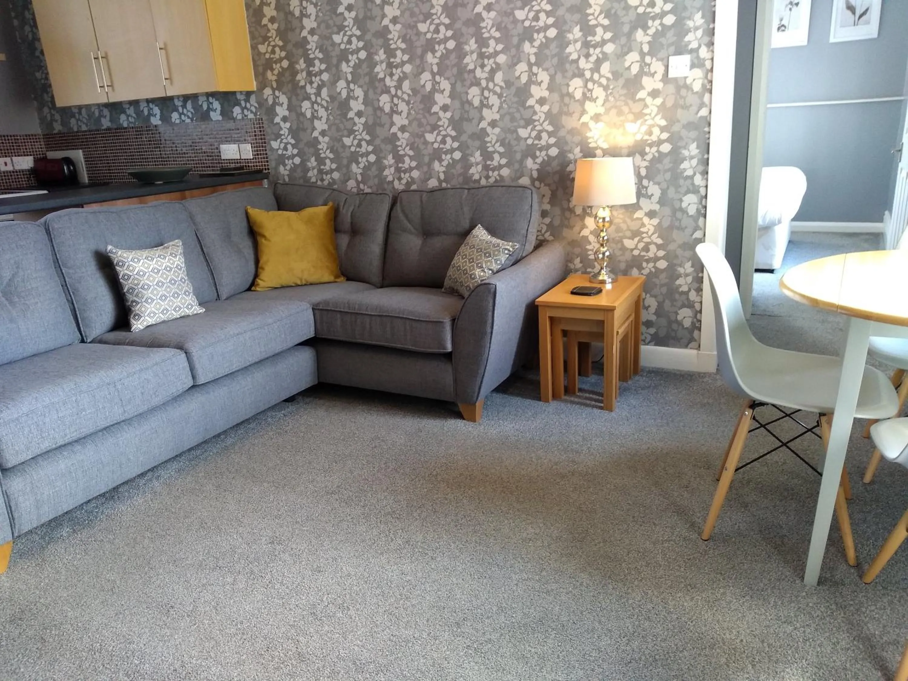 Seating area in Bluebird Lodge