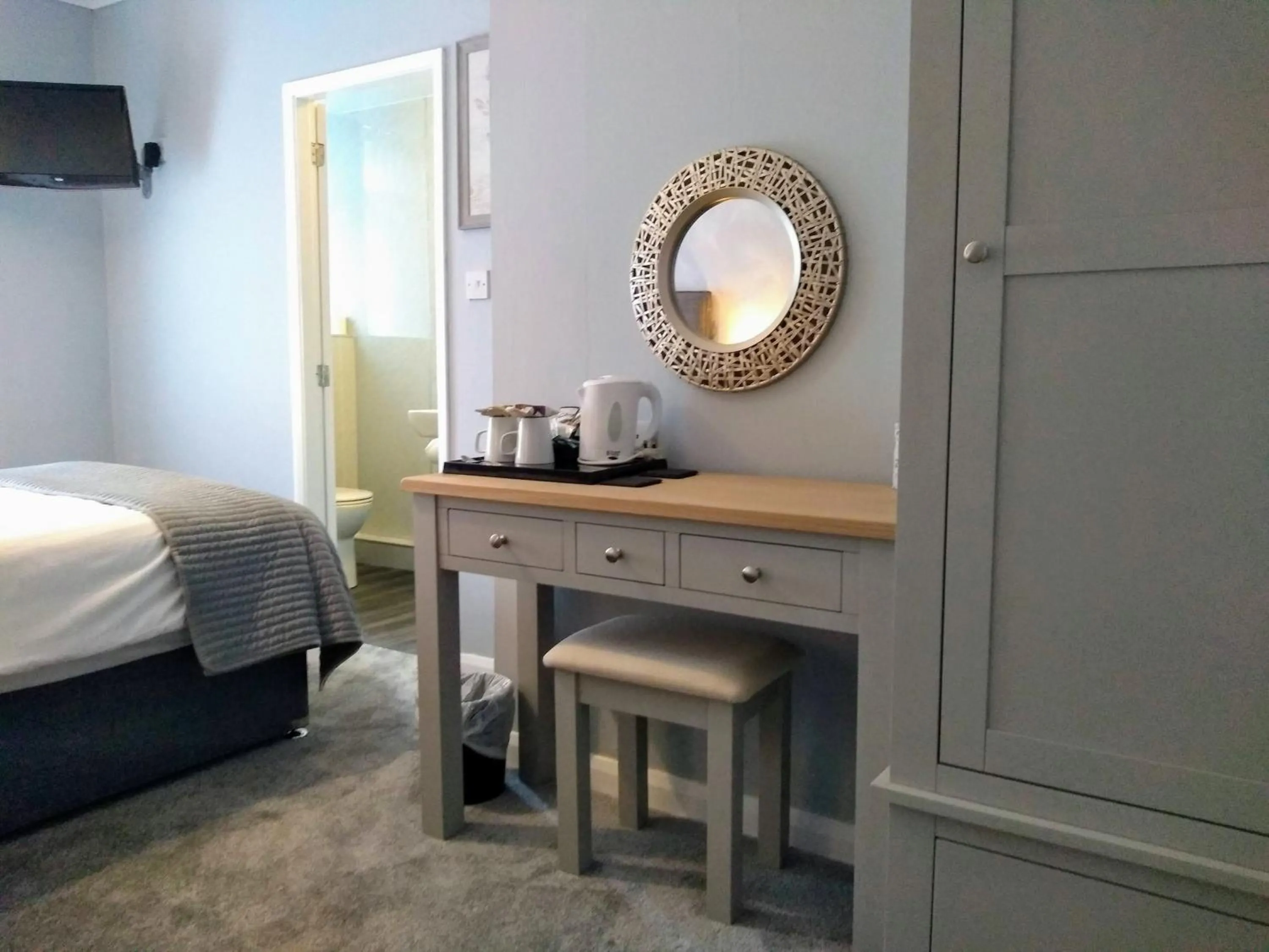 Shower, Bed in Bluebird Lodge