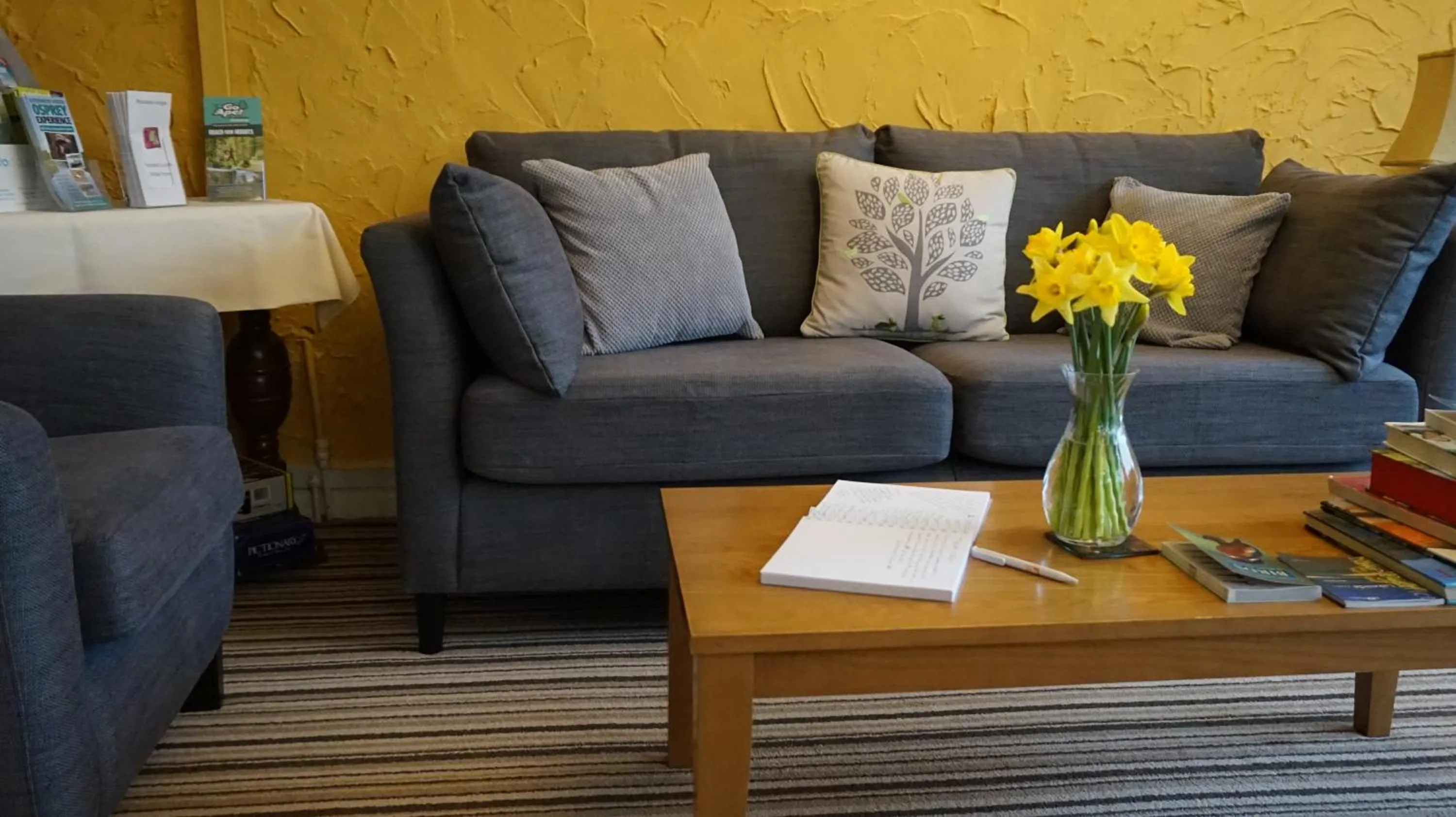 Seating area in Bluebird Lodge