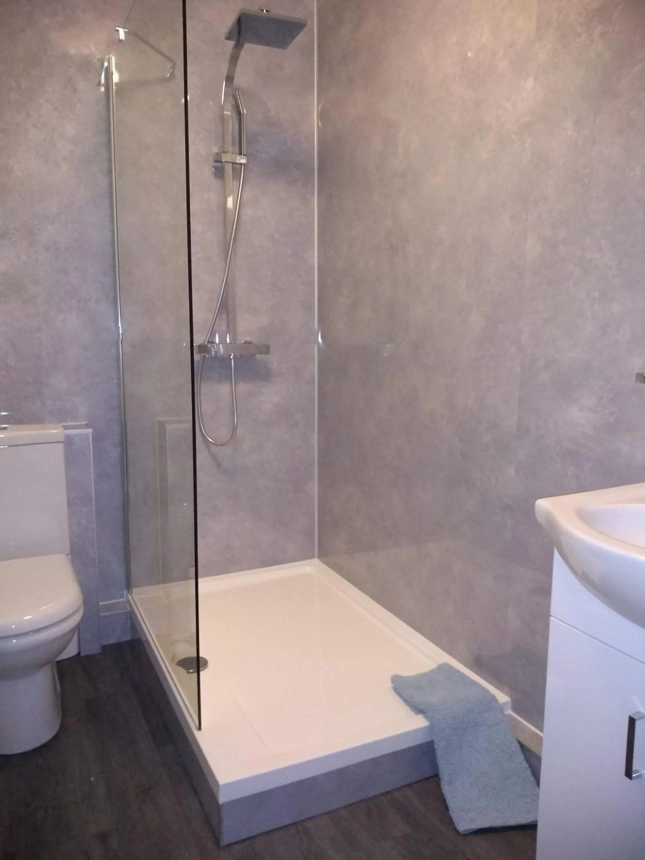 Shower in Bluebird Lodge