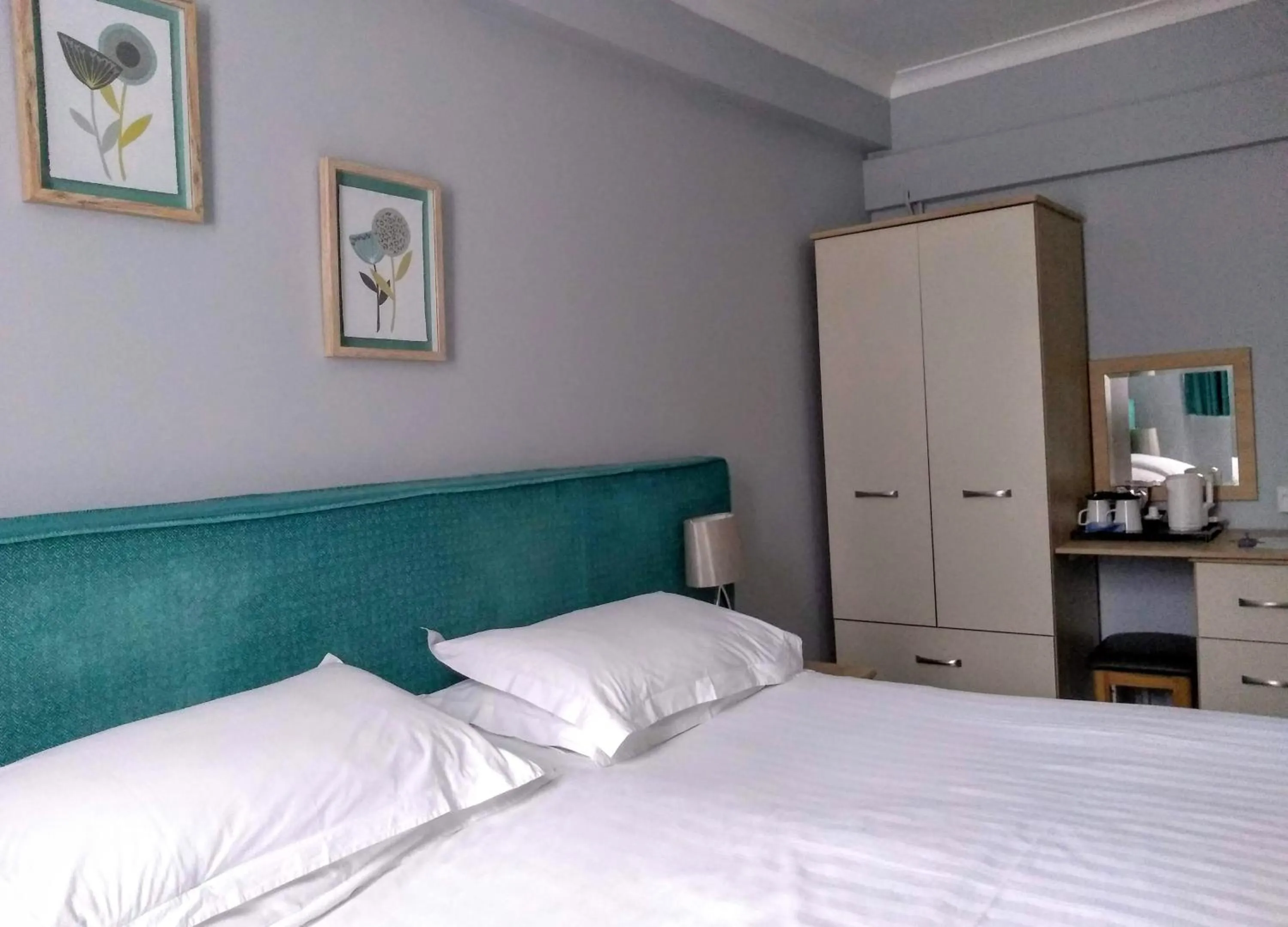 Bedroom, Bed in Bluebird Lodge