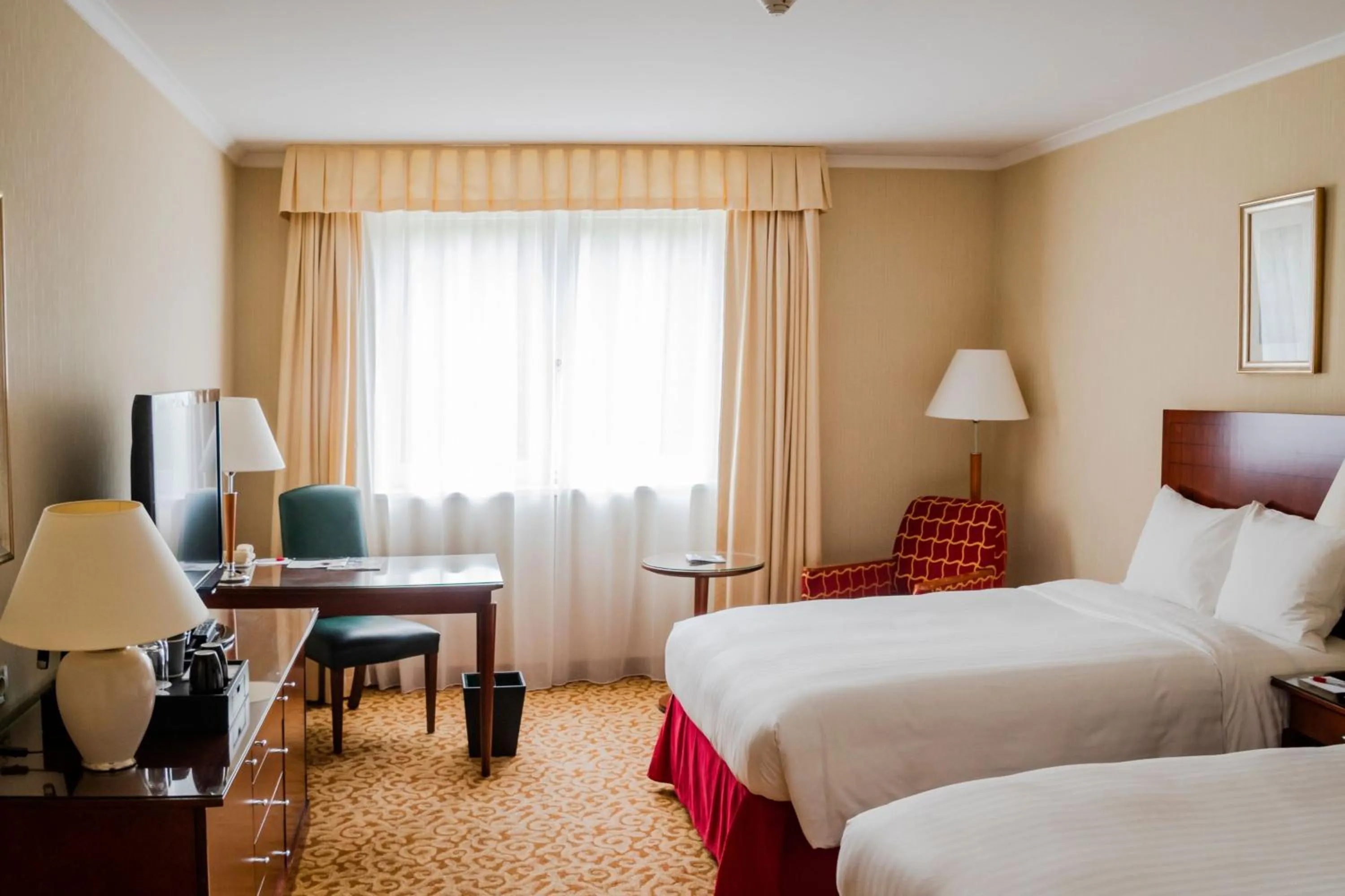 Photo of the whole room, Bed in Paris Marriott Charles de Gaulle Airport Hotel
