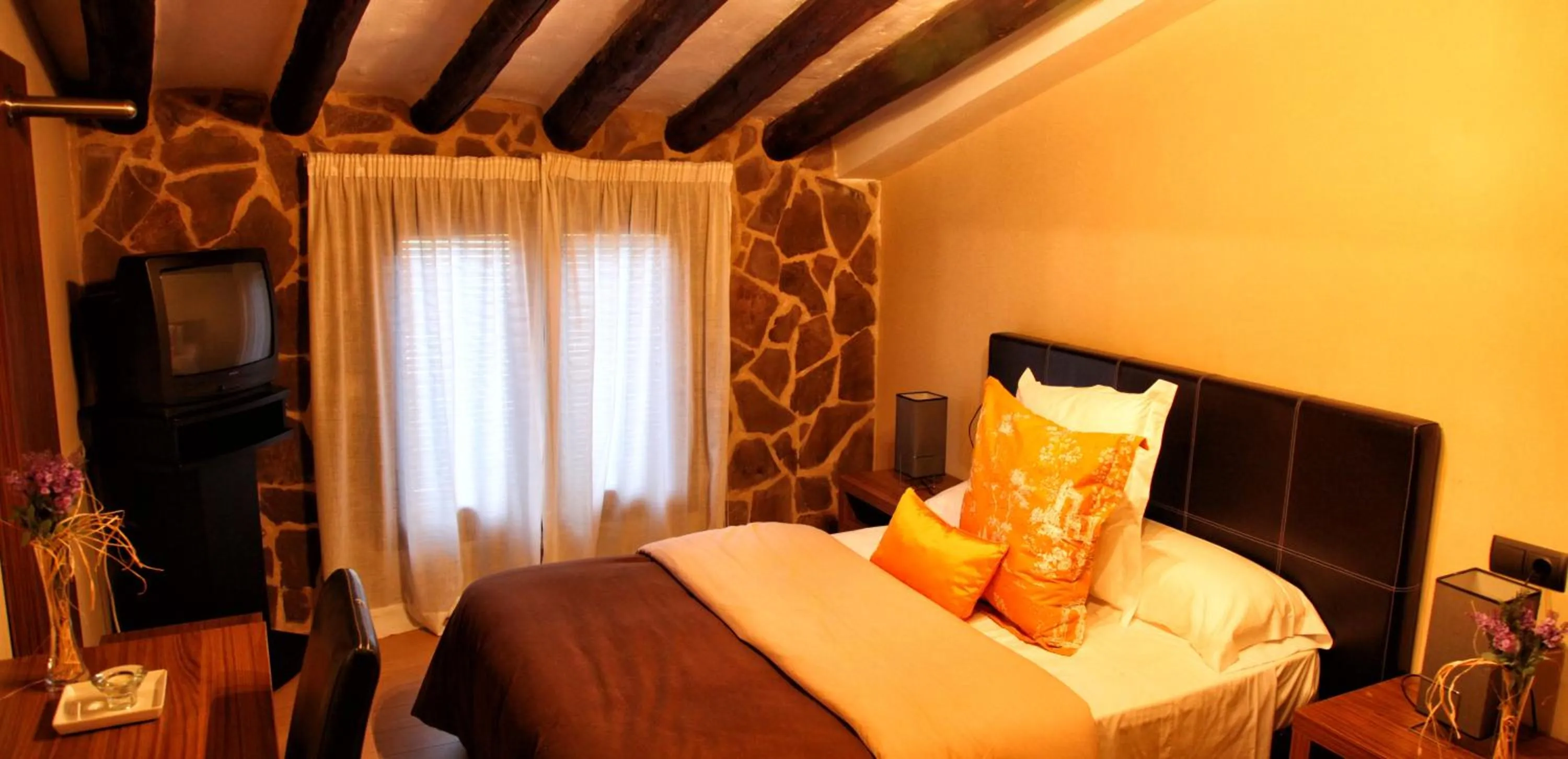 Photo of the whole room, Bed in Palacete Maria Rosa