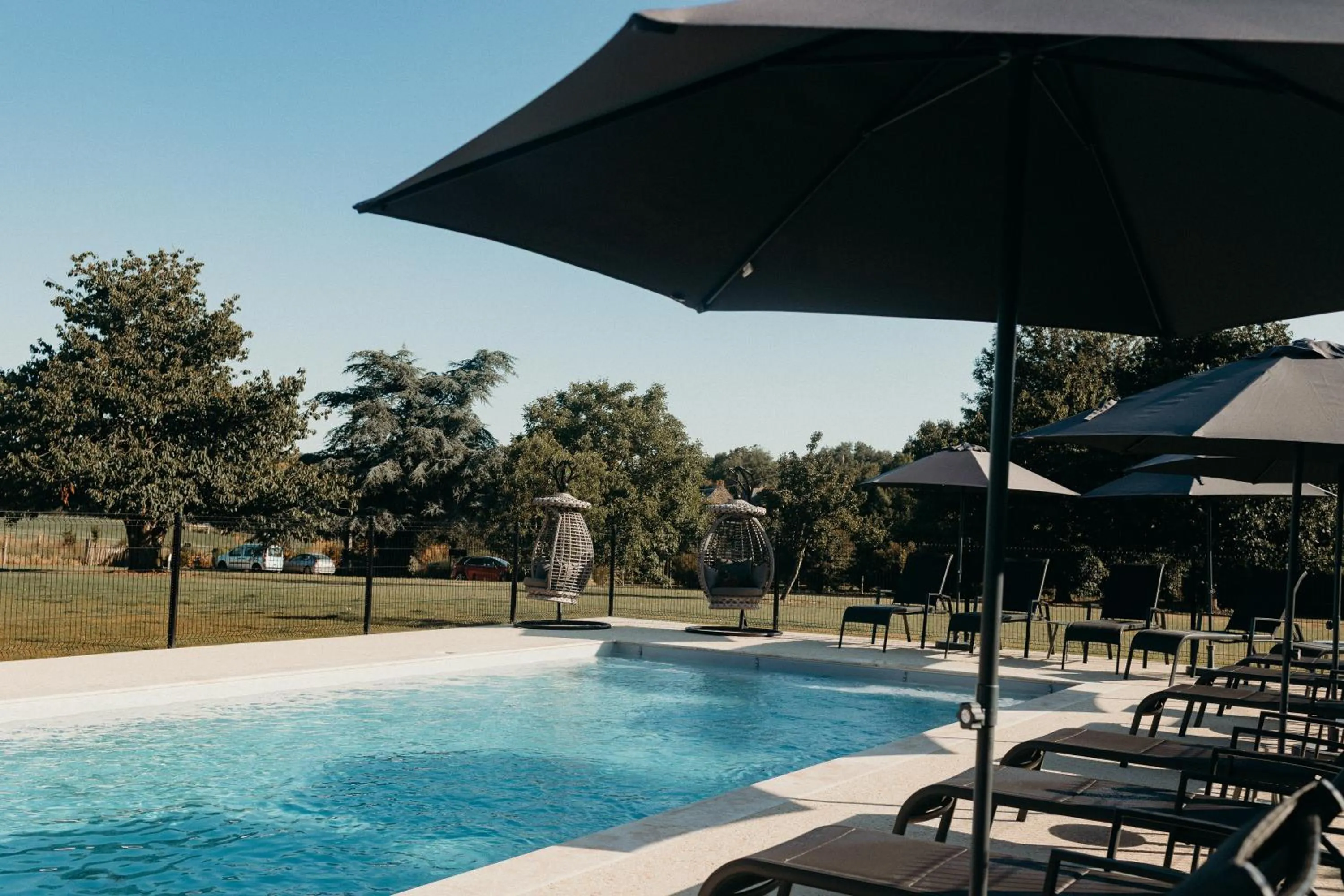 Swimming pool in Hôtel Le Chatellier - Piscine chauffée d'avril à octobre