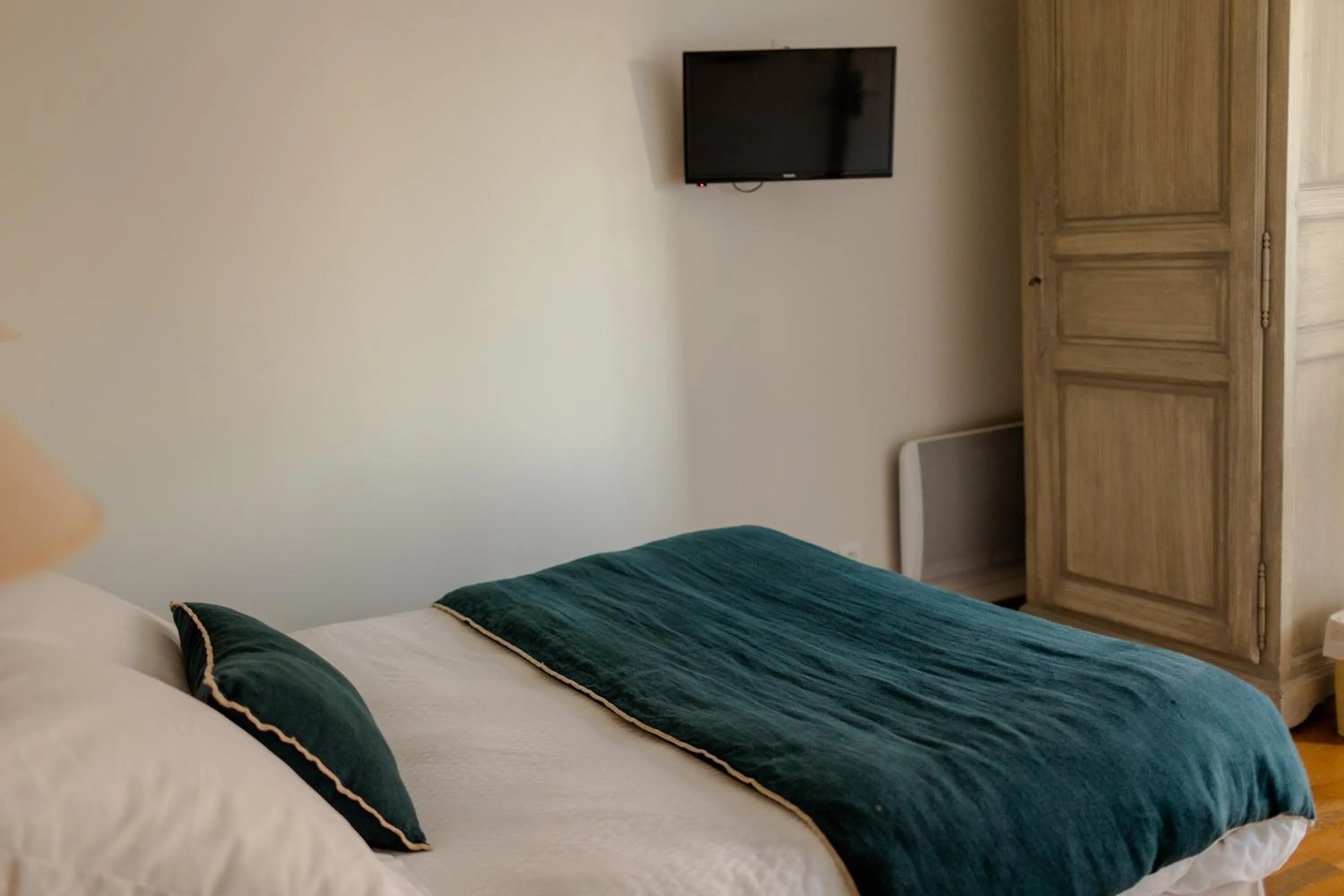 Bed in Hôtel Le Chatellier - Piscine chauffée d'avril à octobre