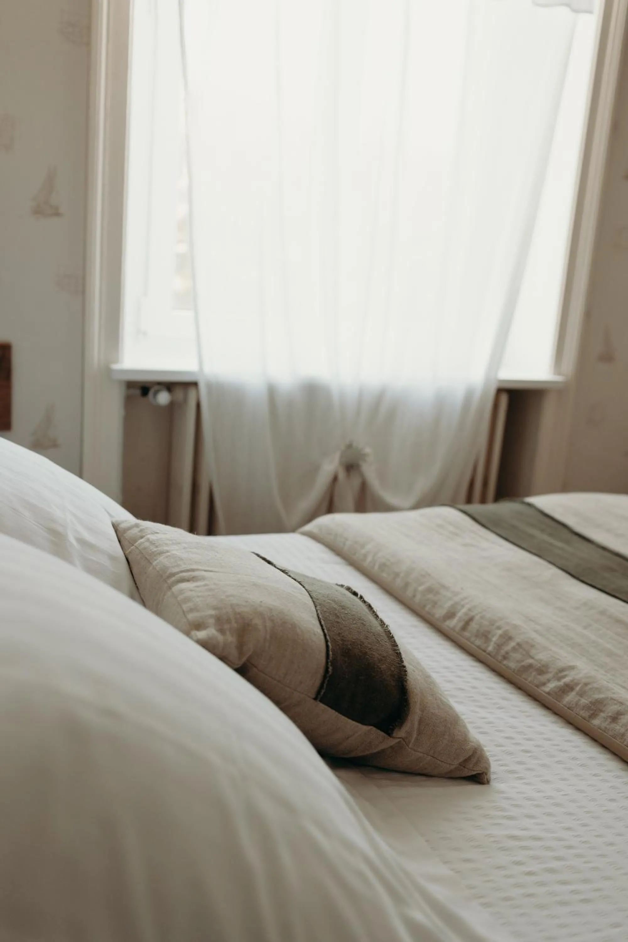Bed in Hôtel Le Chatellier - Piscine chauffée d'avril à octobre
