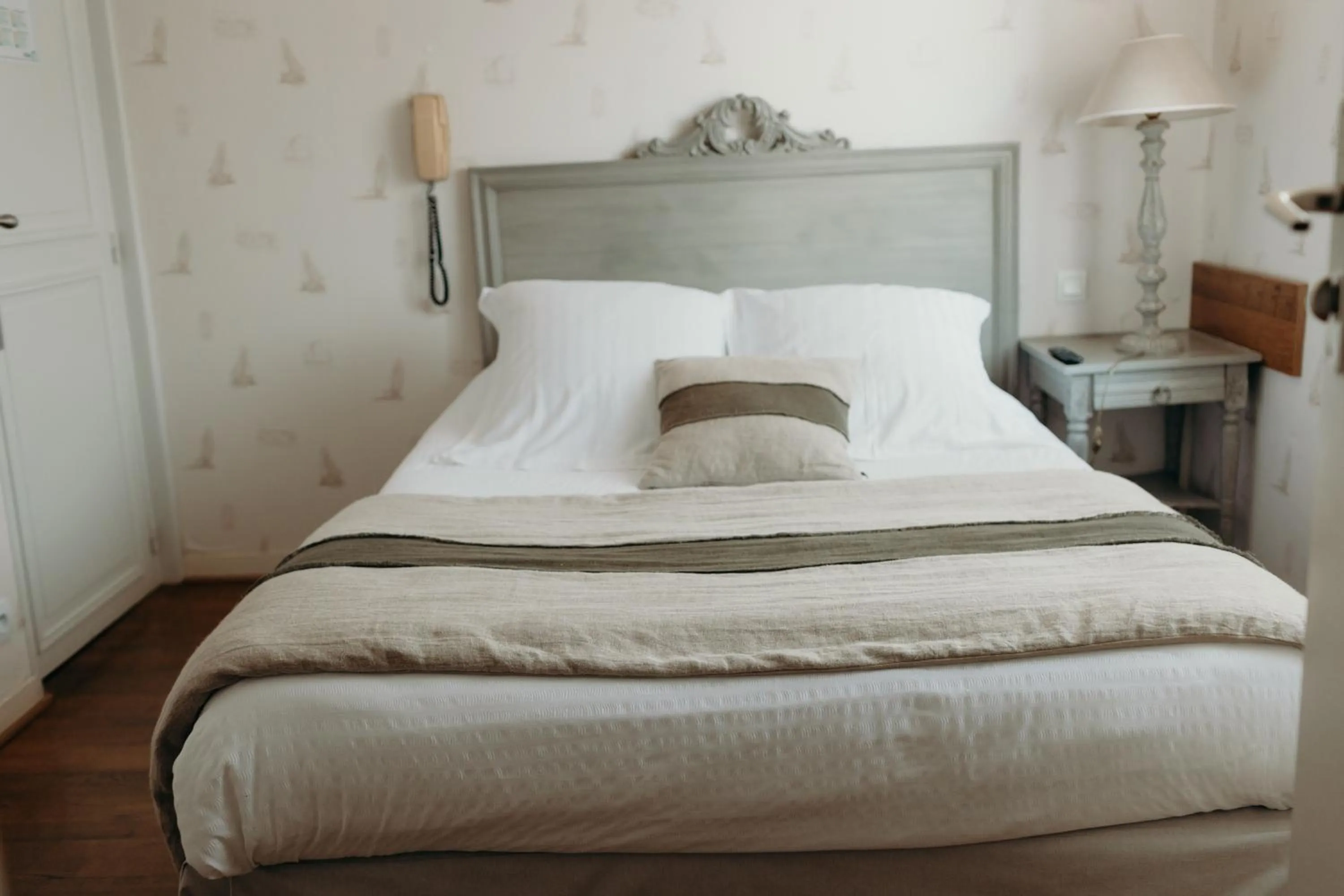 Bed in Hôtel Le Chatellier - Piscine chauffée d'avril à octobre