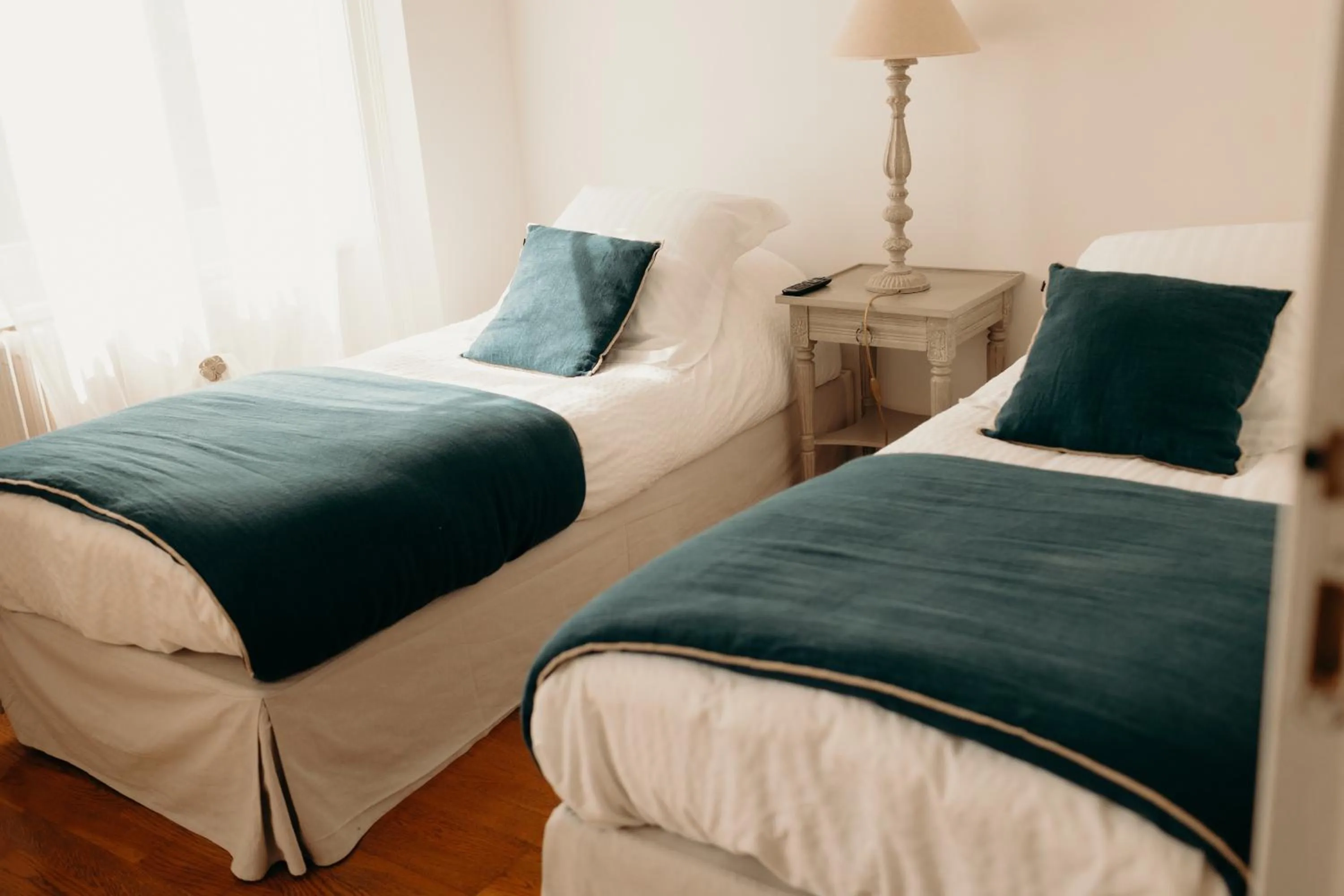 Bed in Hôtel Le Chatellier - Piscine chauffée d'avril à octobre