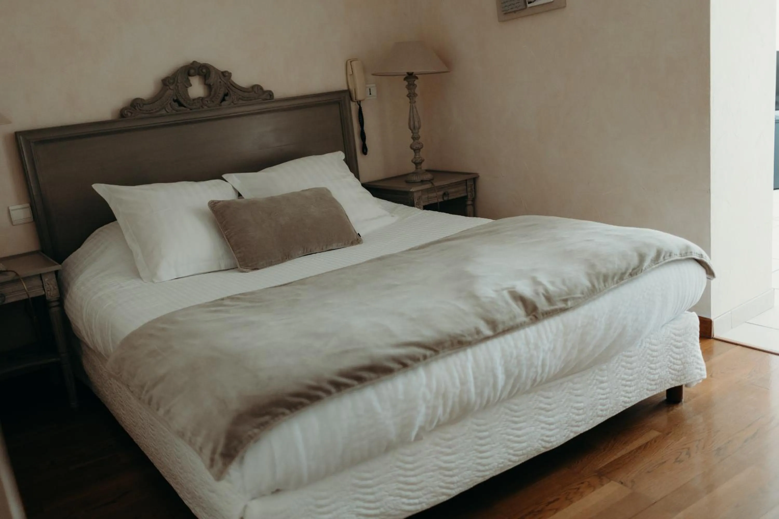 Bed in Hôtel Le Chatellier - Piscine chauffée d'avril à octobre