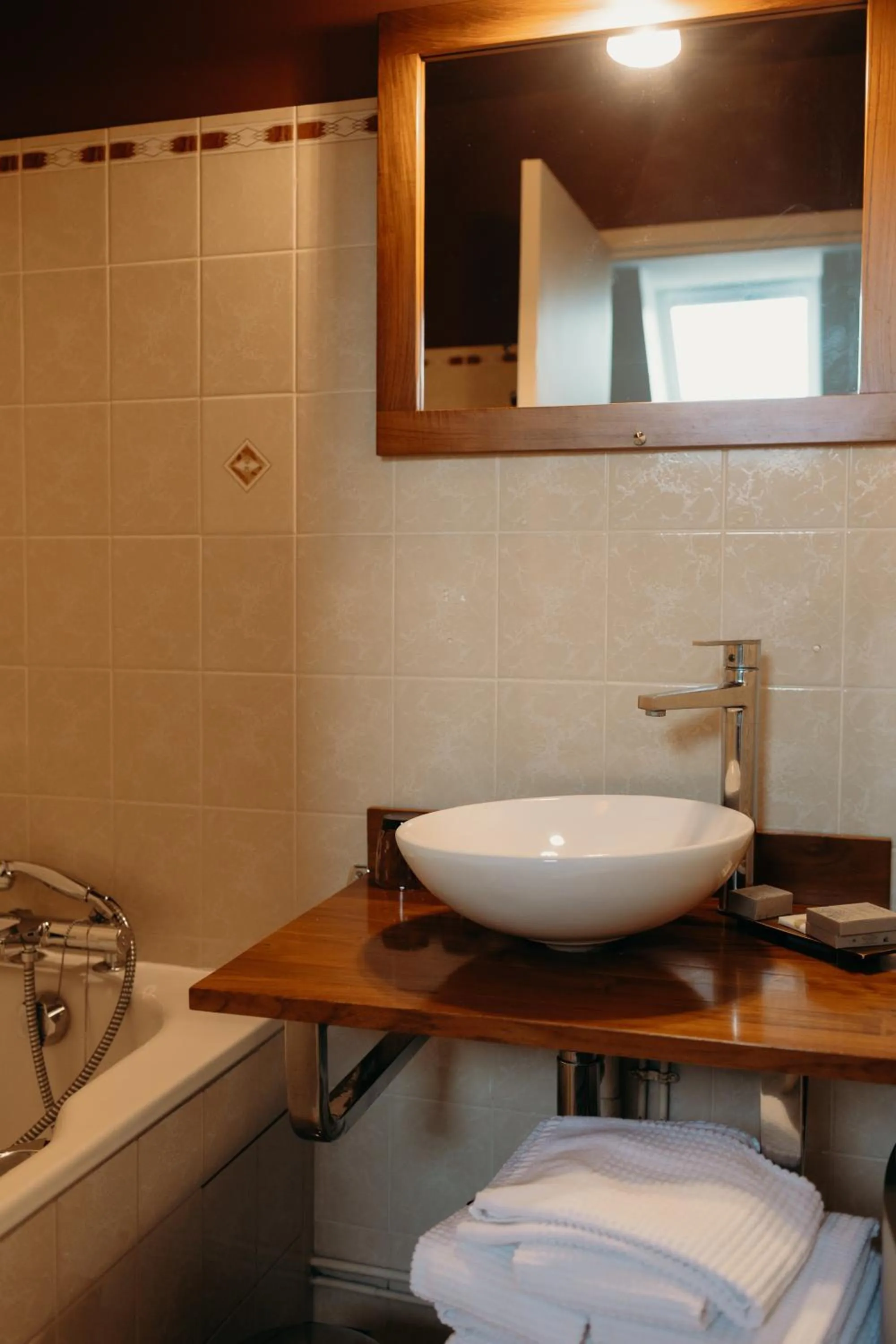 Bathroom in Hôtel Le Chatellier - Piscine chauffée d'avril à octobre