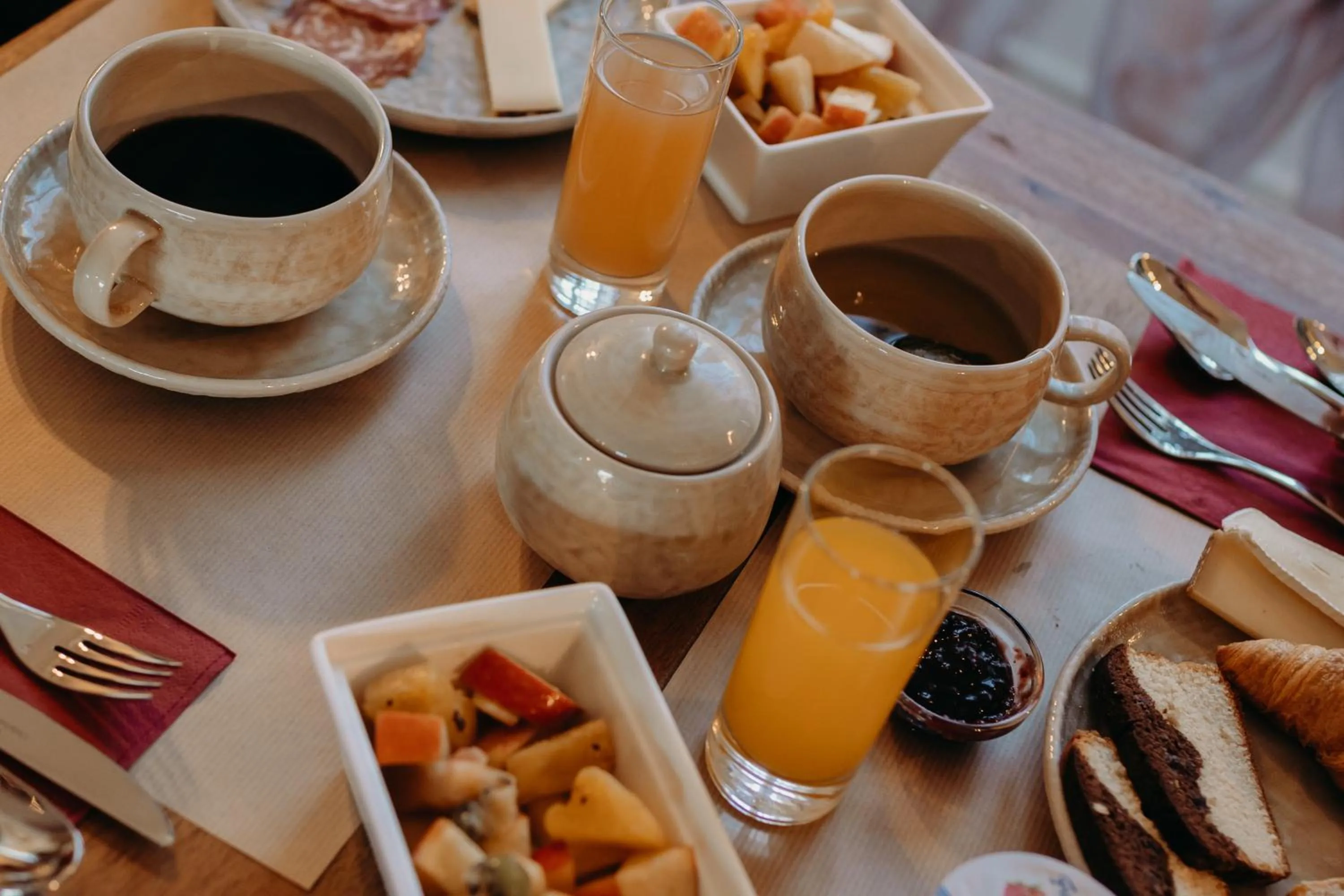 Food and drinks in Hôtel Le Chatellier - Piscine chauffée d'avril à octobre