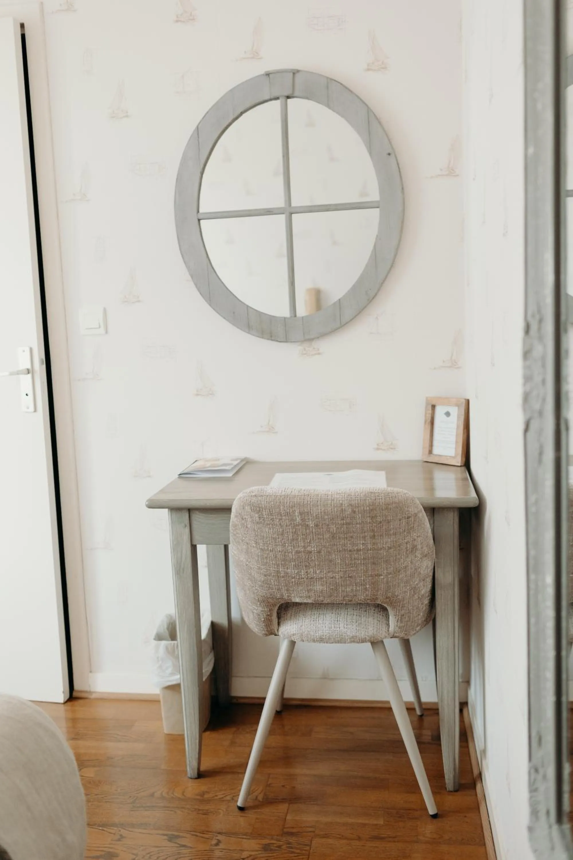 Bedroom in Hôtel Le Chatellier - Piscine chauffée d'avril à octobre