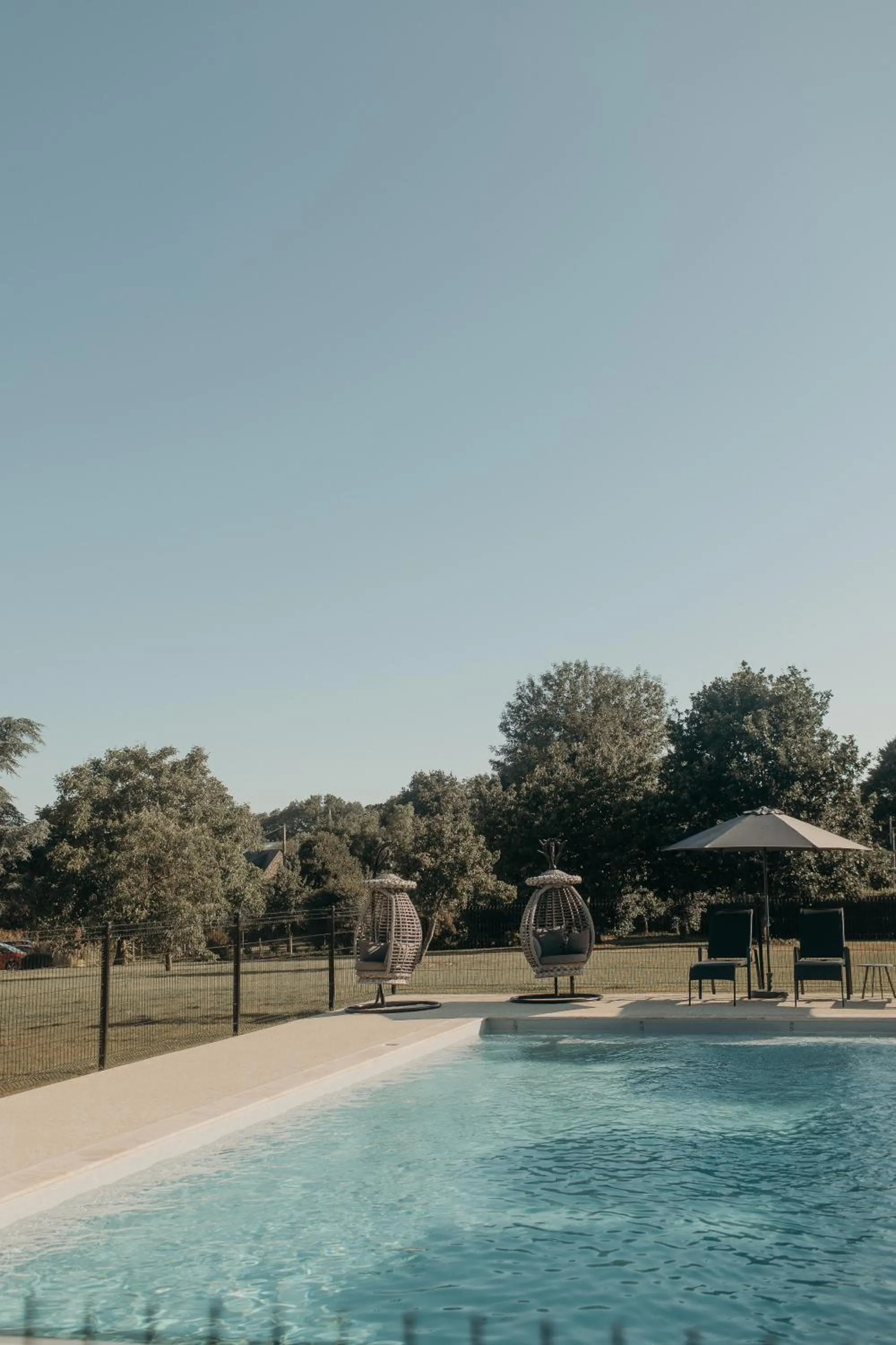 Swimming pool in Hôtel Le Chatellier - Piscine chauffée d'avril à octobre