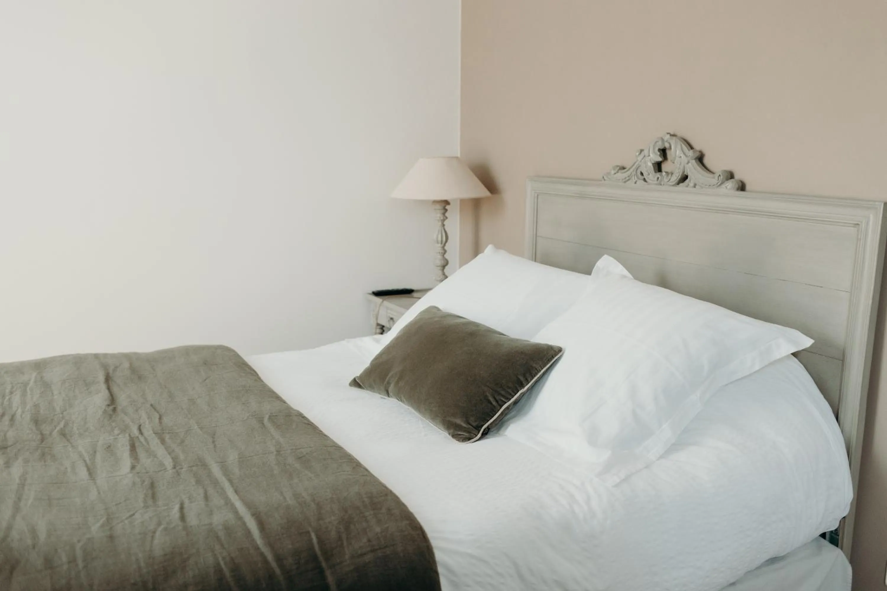 Bed in Hôtel Le Chatellier - Piscine chauffée d'avril à octobre