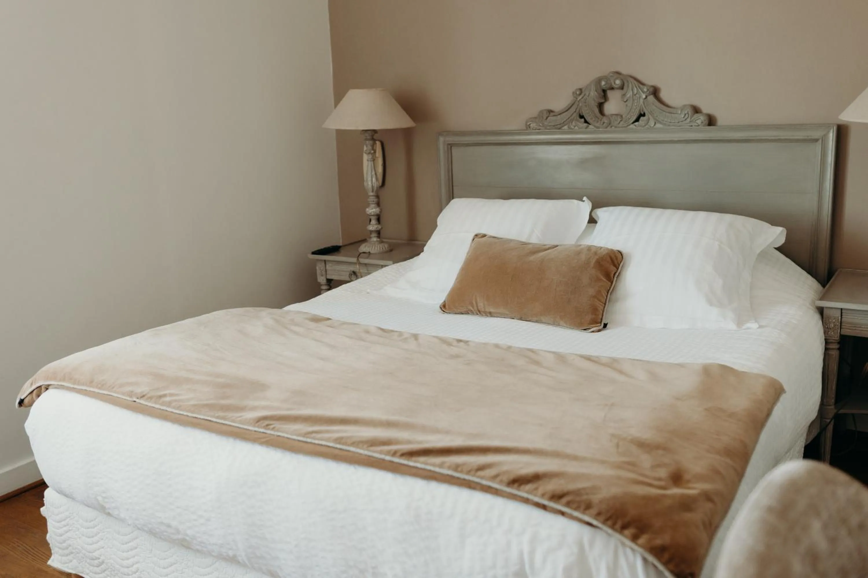 Bed in Hôtel Le Chatellier - Piscine chauffée d'avril à octobre