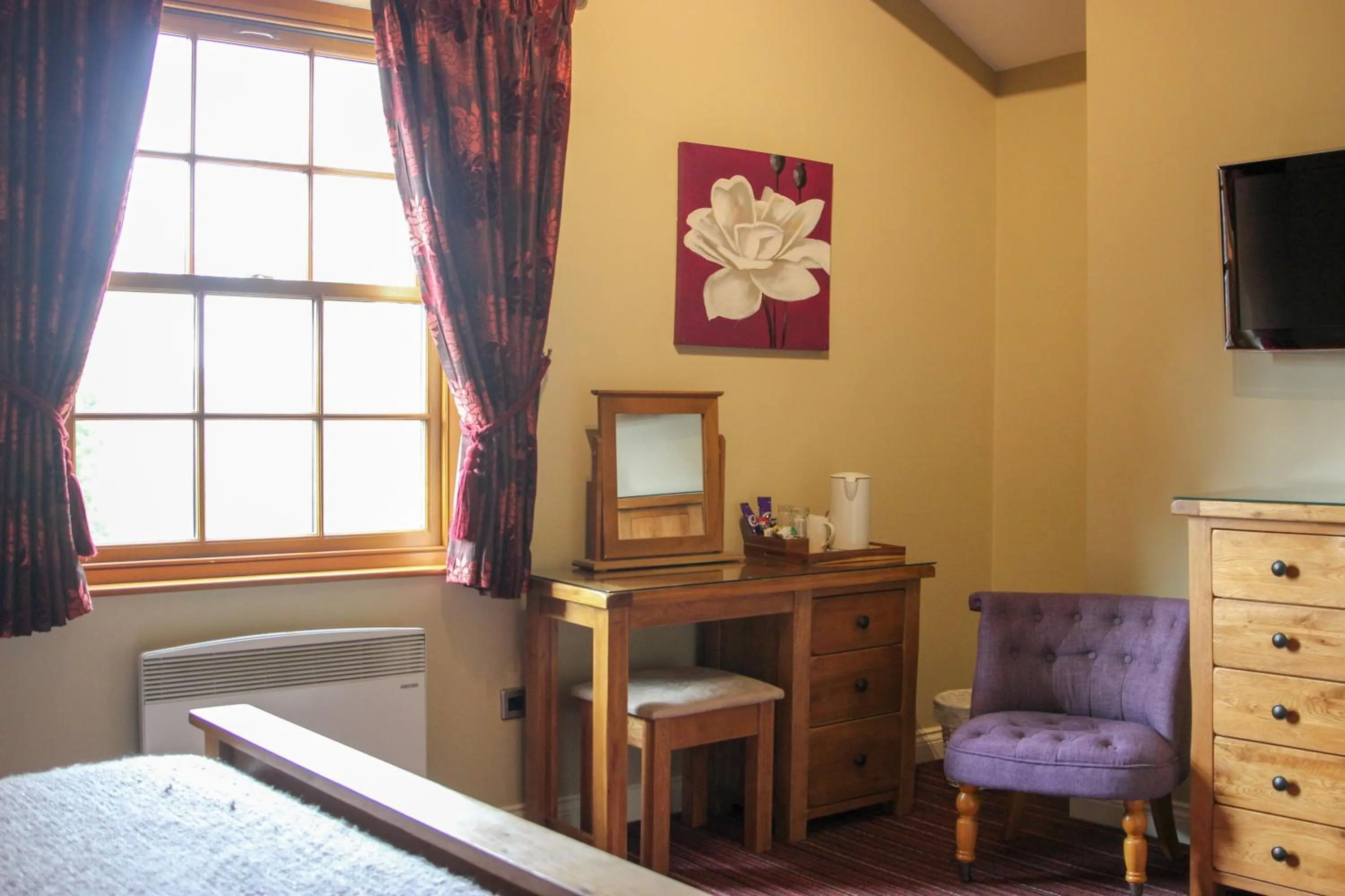 Bedroom, Bed in The Badger Inn