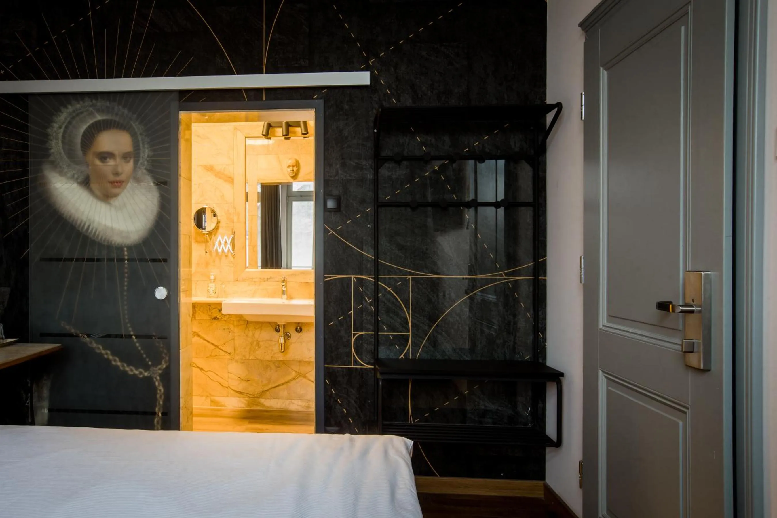 Bathroom, Bed in Hotel Ambasada Bolesławiec