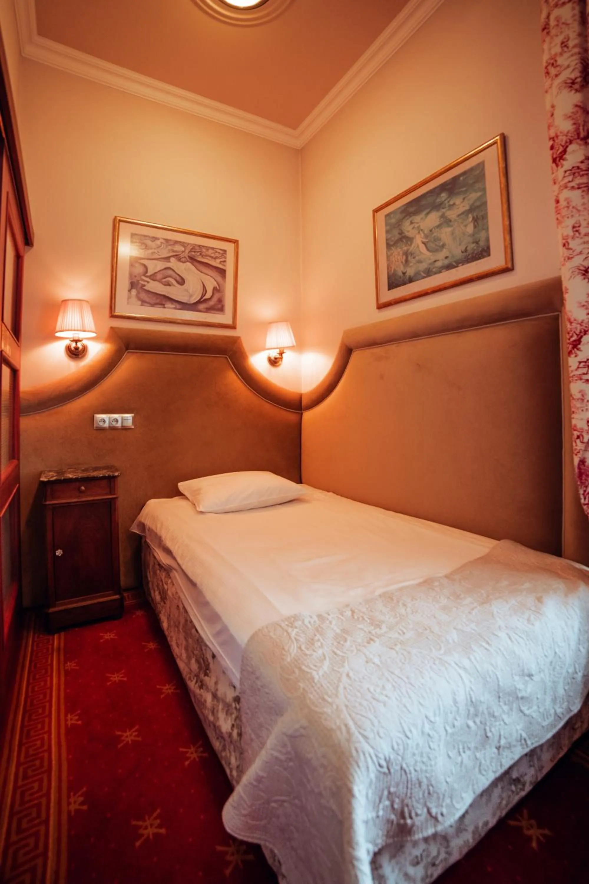 Bed in Hotel Ambasada Bolesławiec