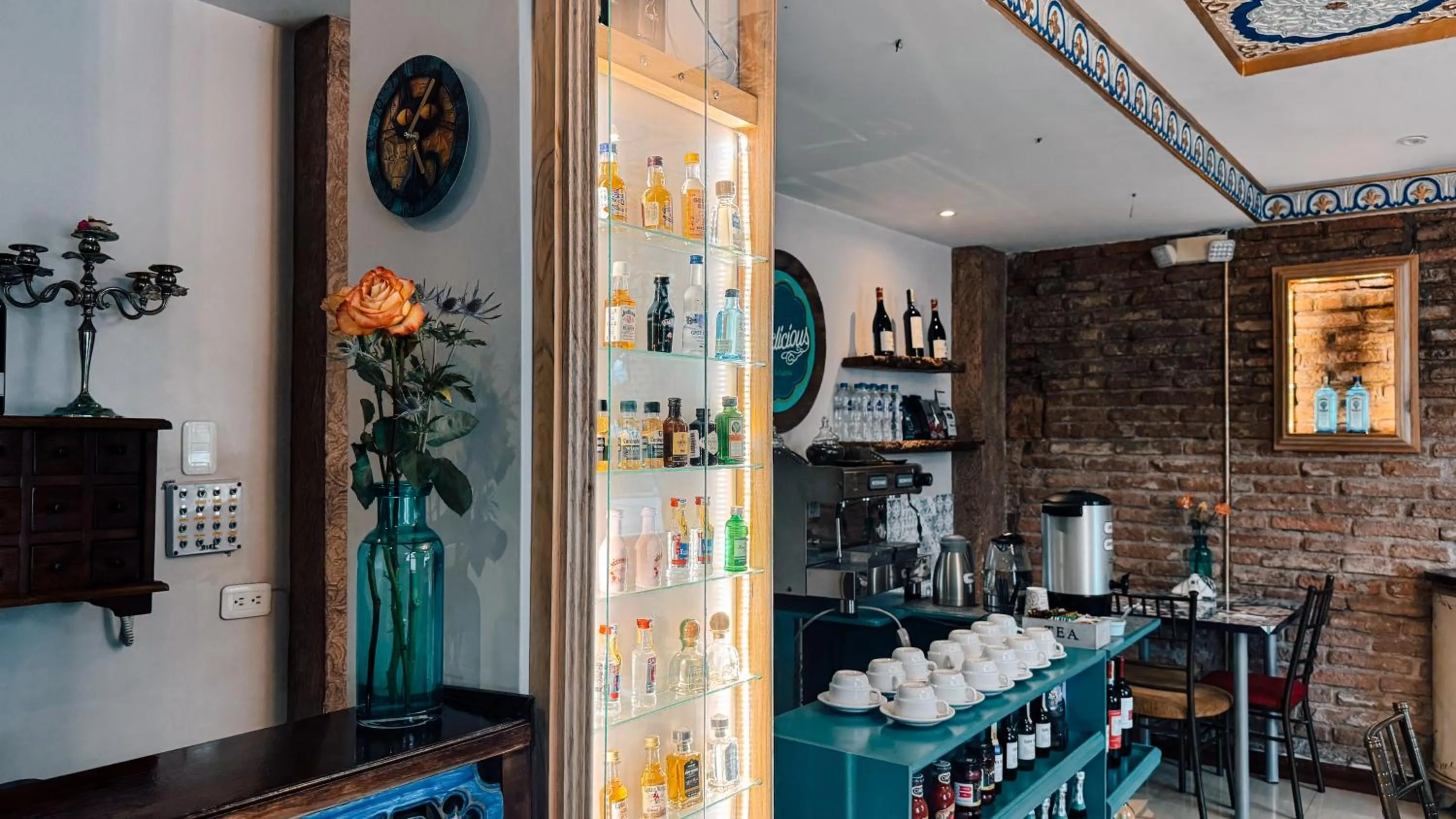 Coffee/tea facilities in Hotel Azul de la Plaza by Chat Noir