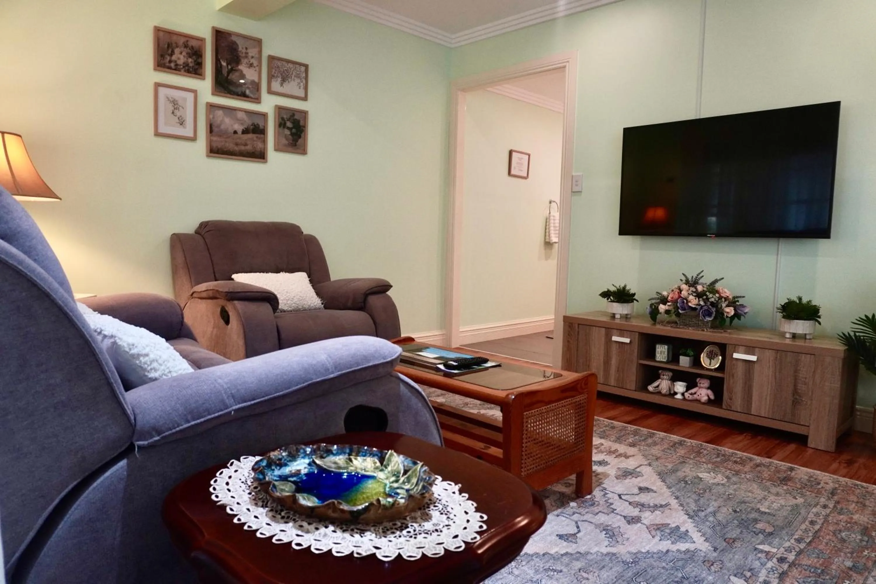 Living room in Curtis Falls Studio-Apartment