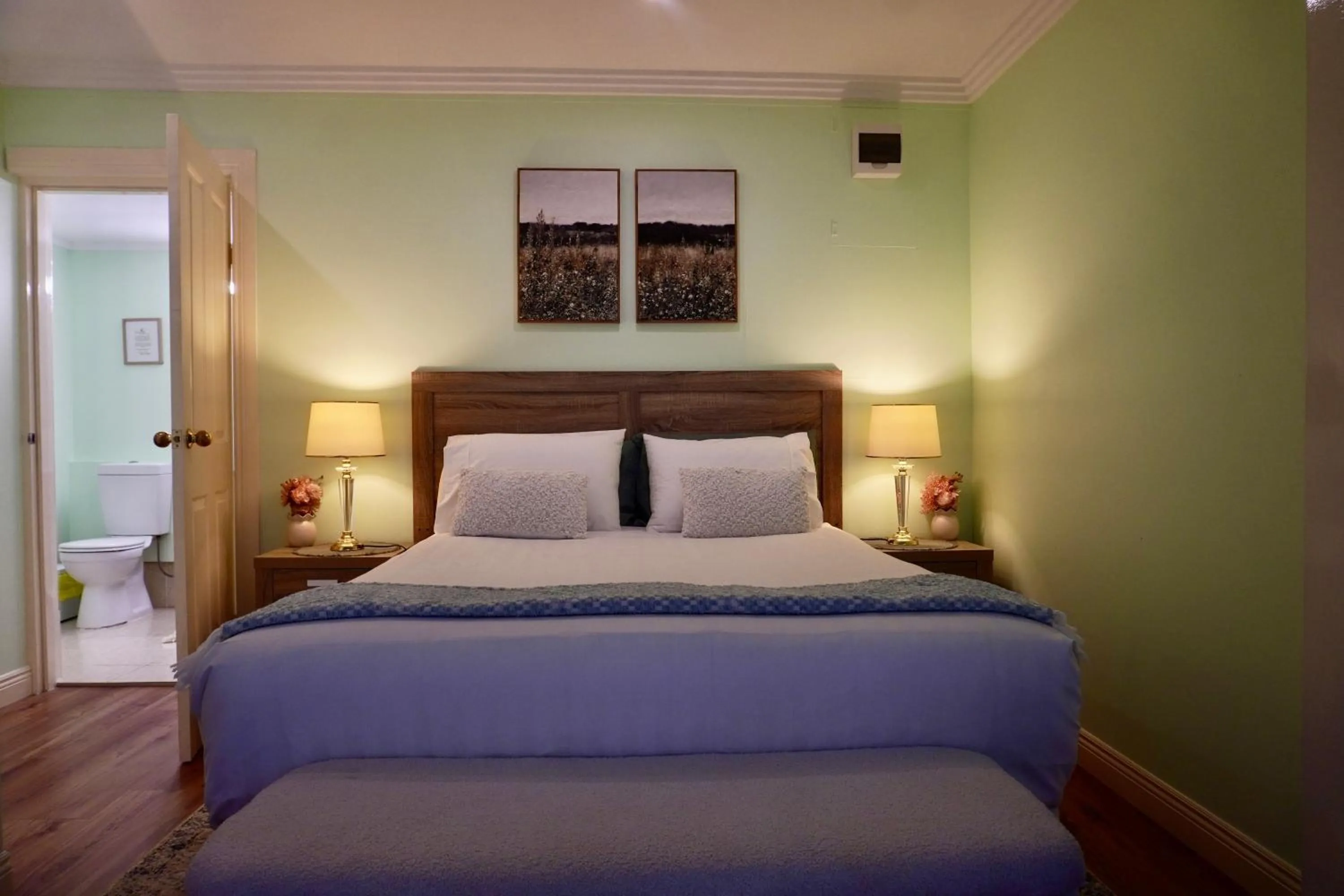 Bed in Curtis Falls Studio-Apartment