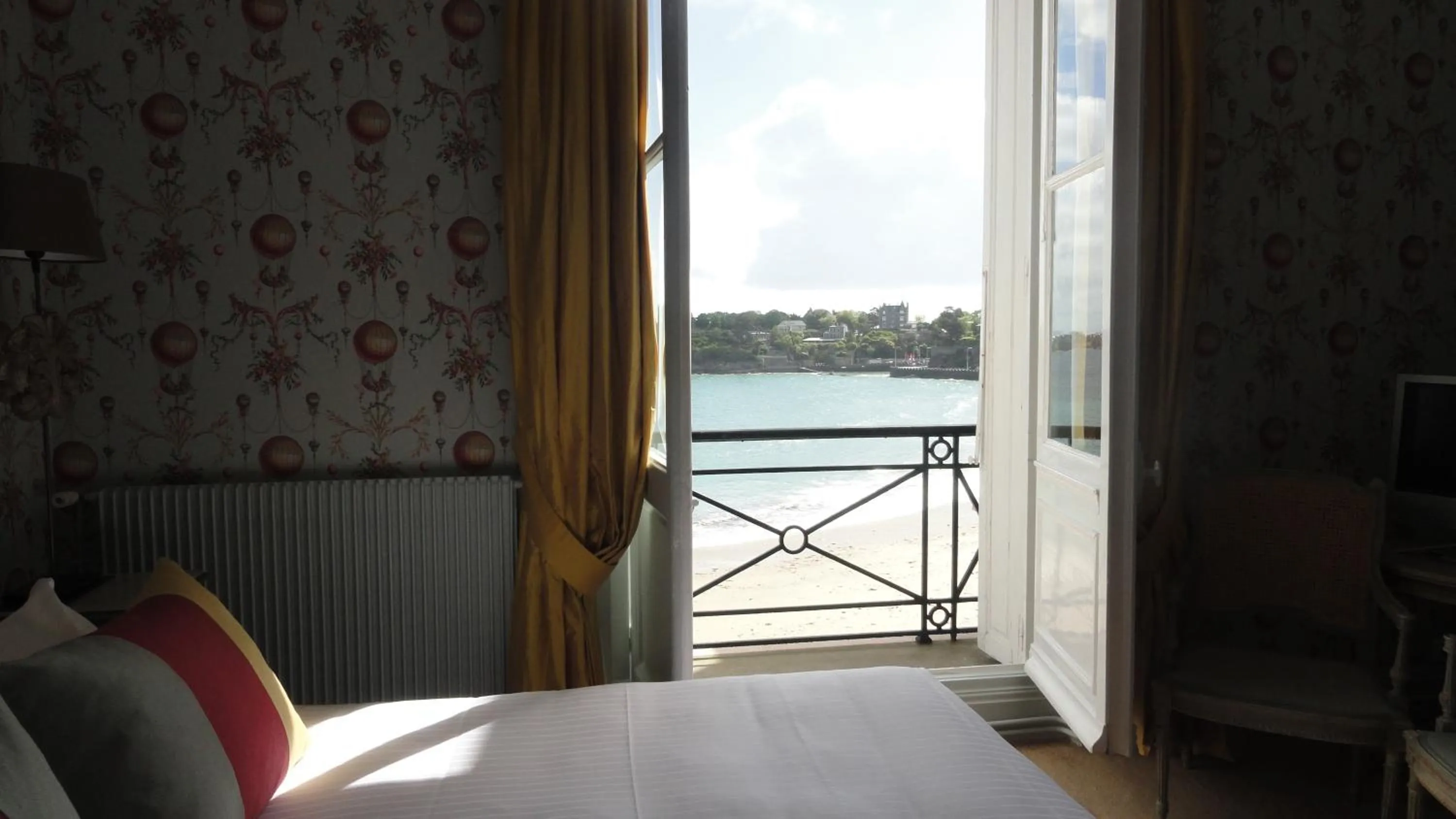 Sea view, Bed in Hotel Villa Reine Hortense