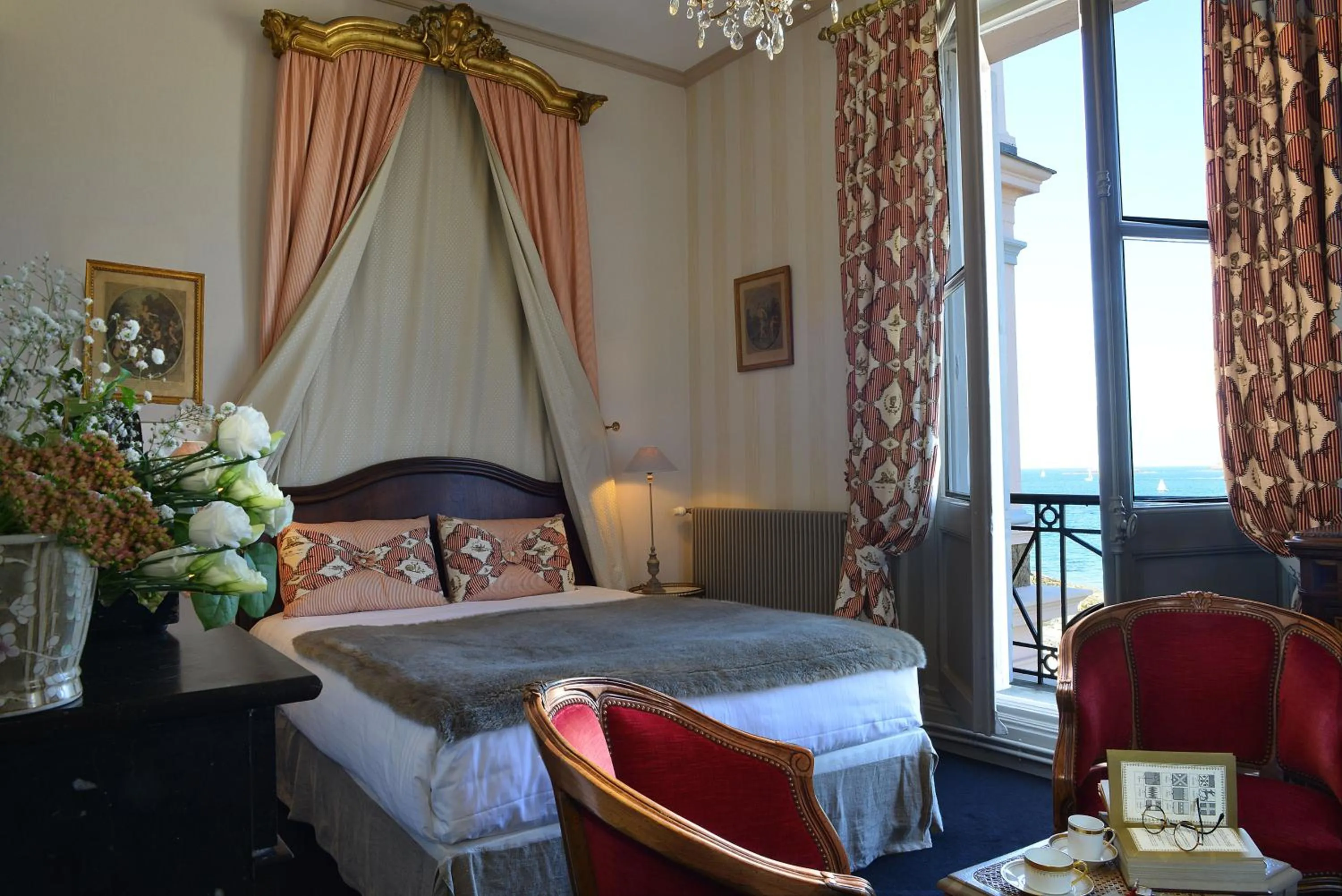 Bedroom, Bed in Hotel Villa Reine Hortense