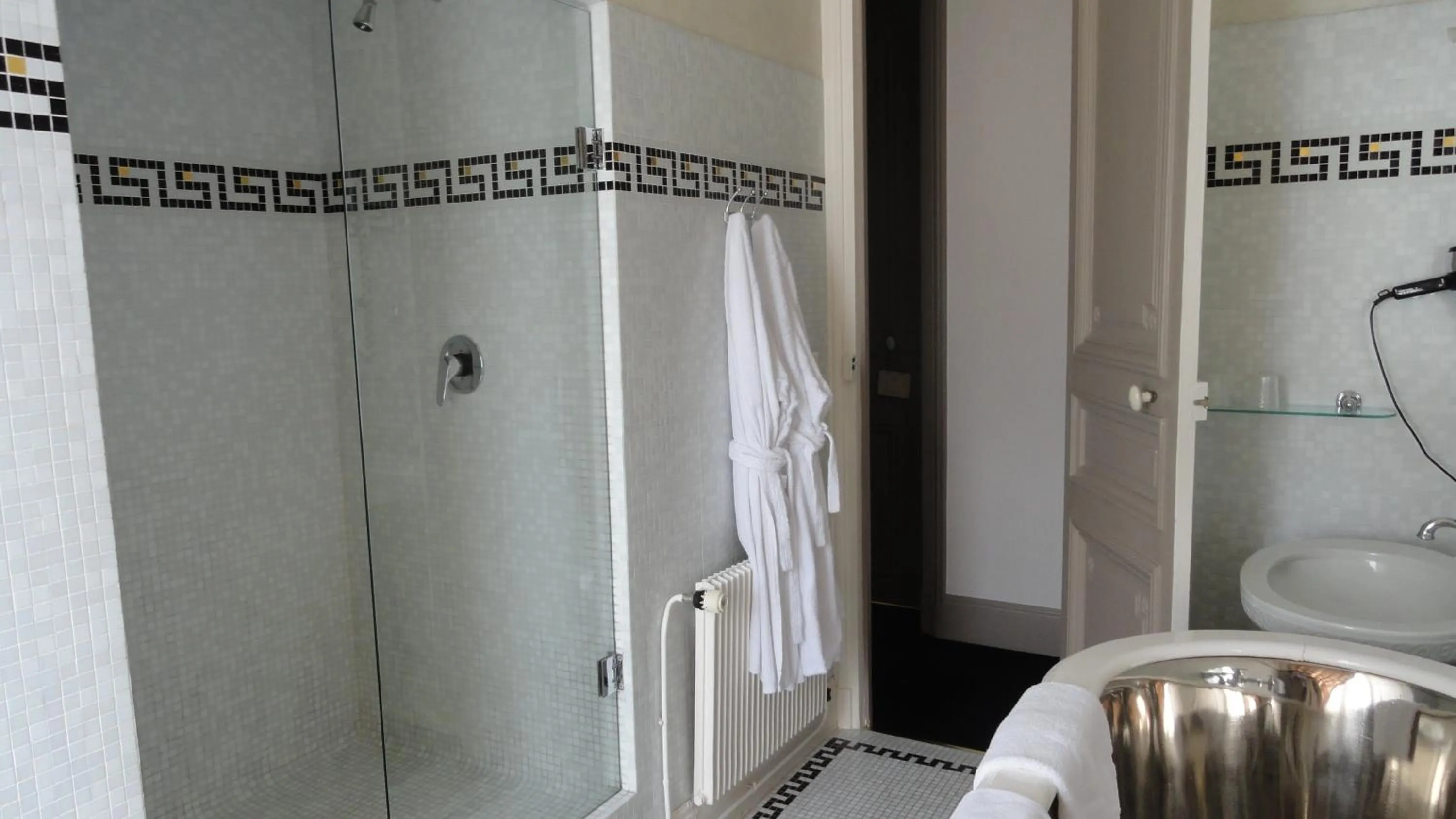 Bathroom in Hotel Villa Reine Hortense