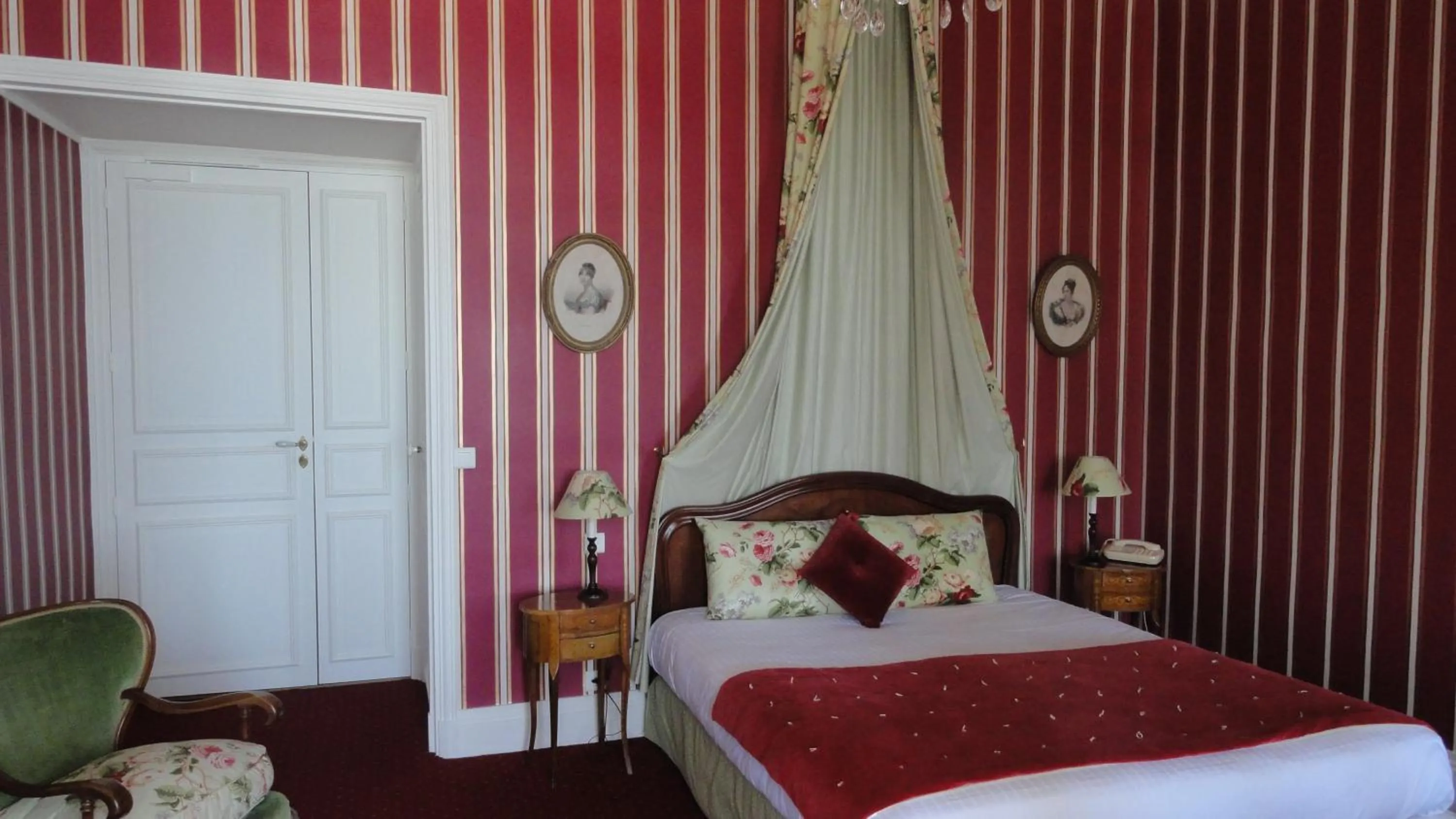 Bedroom, Bed in Hotel Villa Reine Hortense