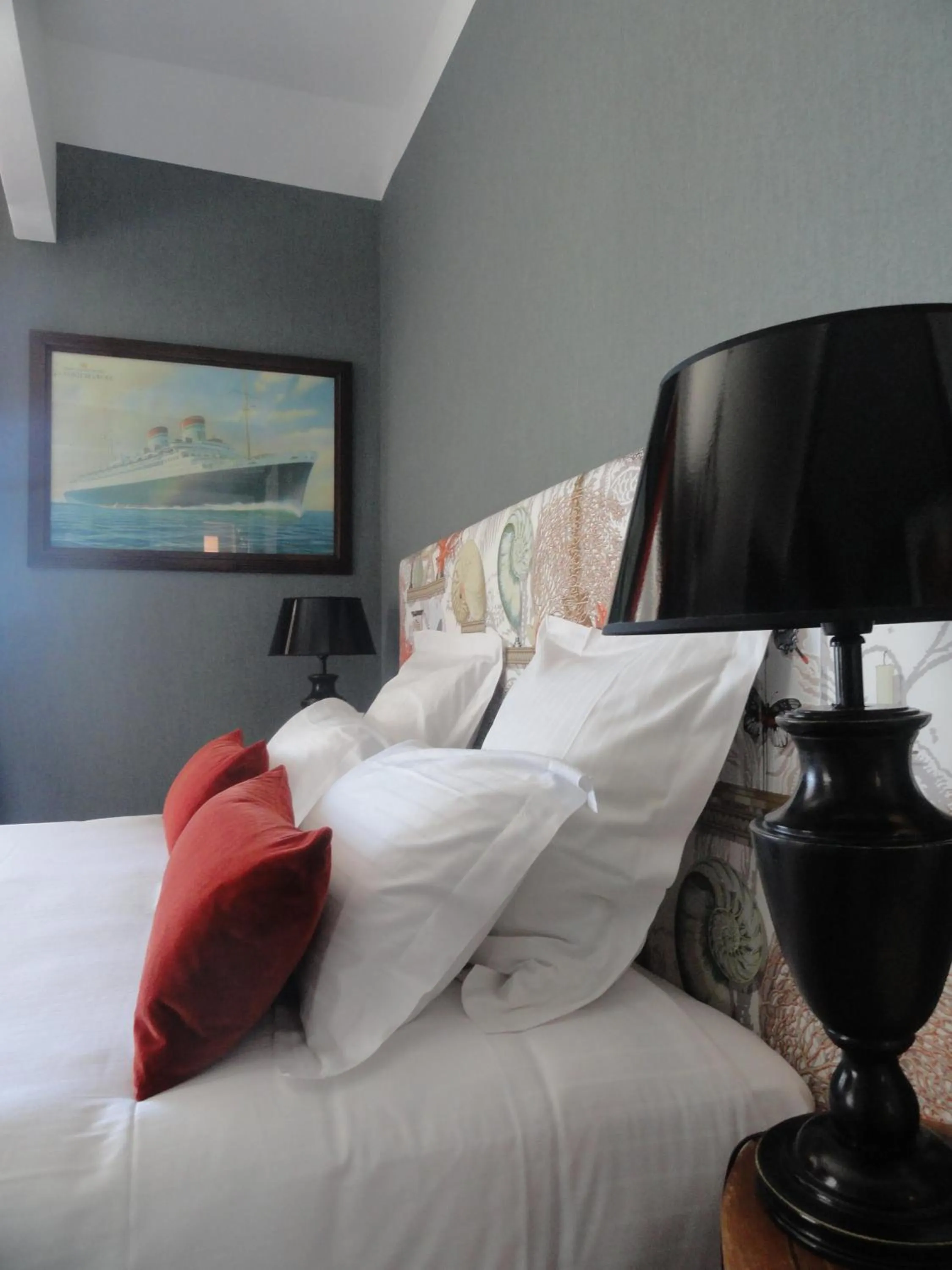 Bathroom, Bed in Hotel Villa Reine Hortense