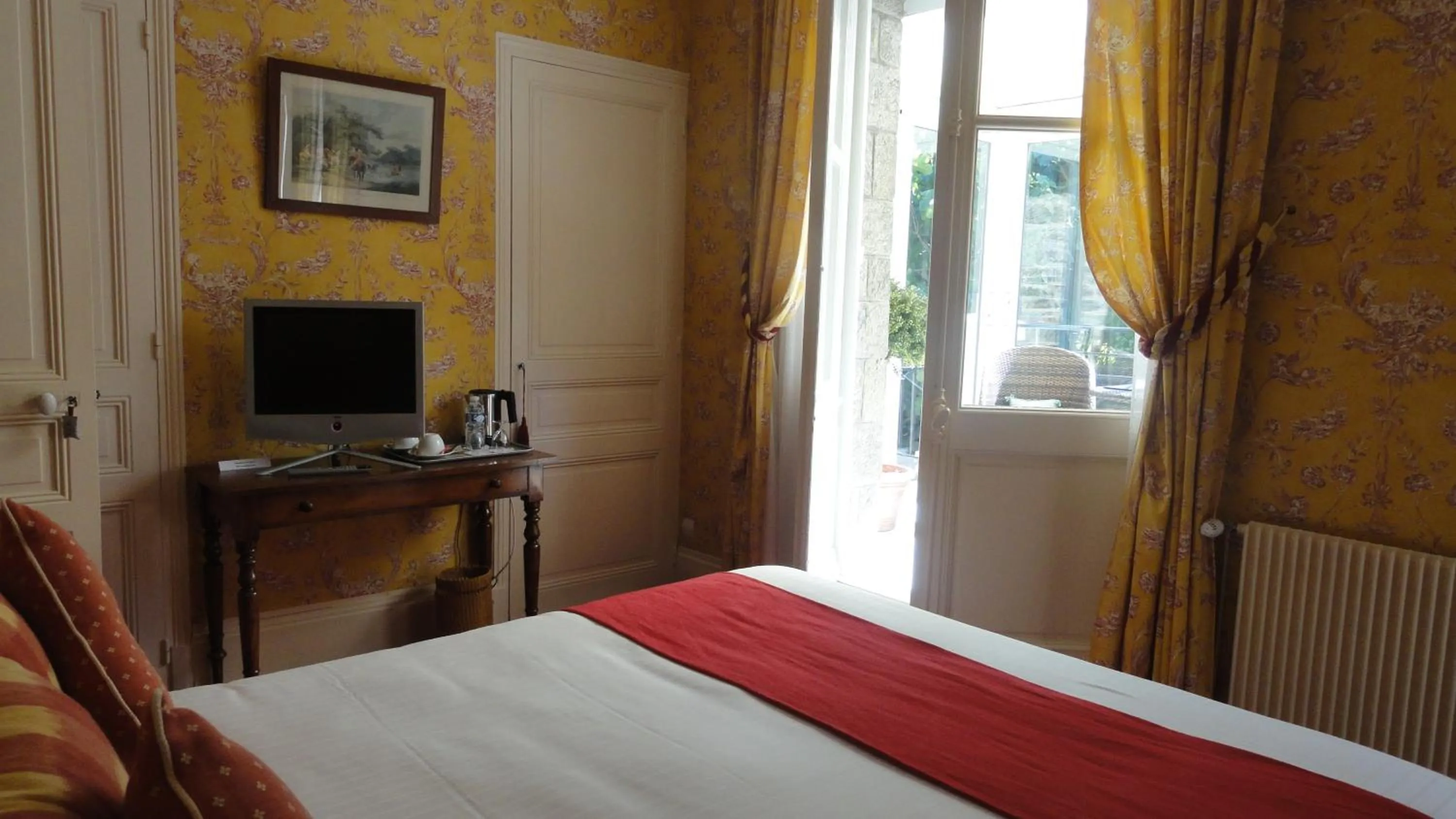 Bedroom, Bed in Hotel Villa Reine Hortense