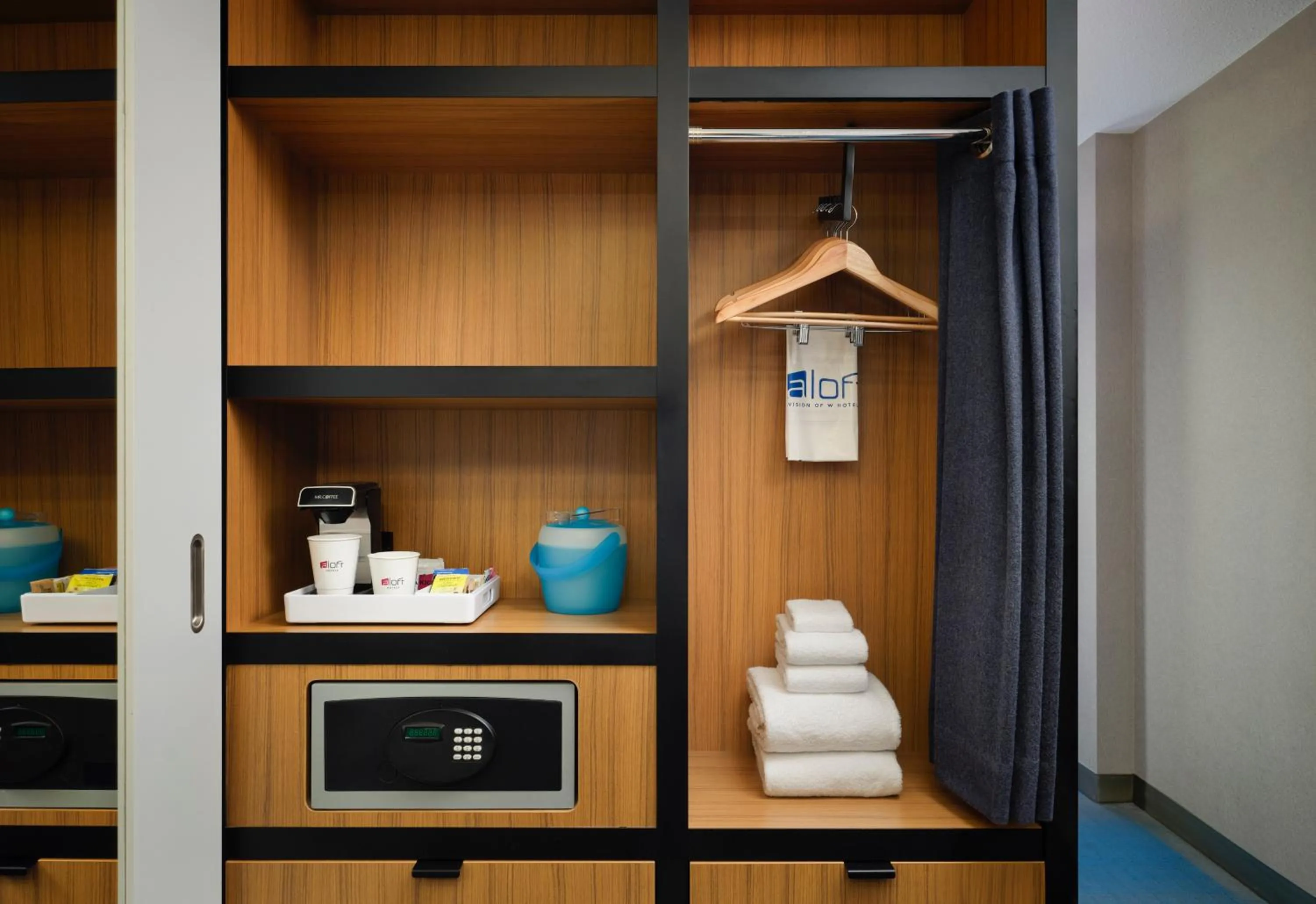 wardrobe in Aloft Chicago Downtown River North