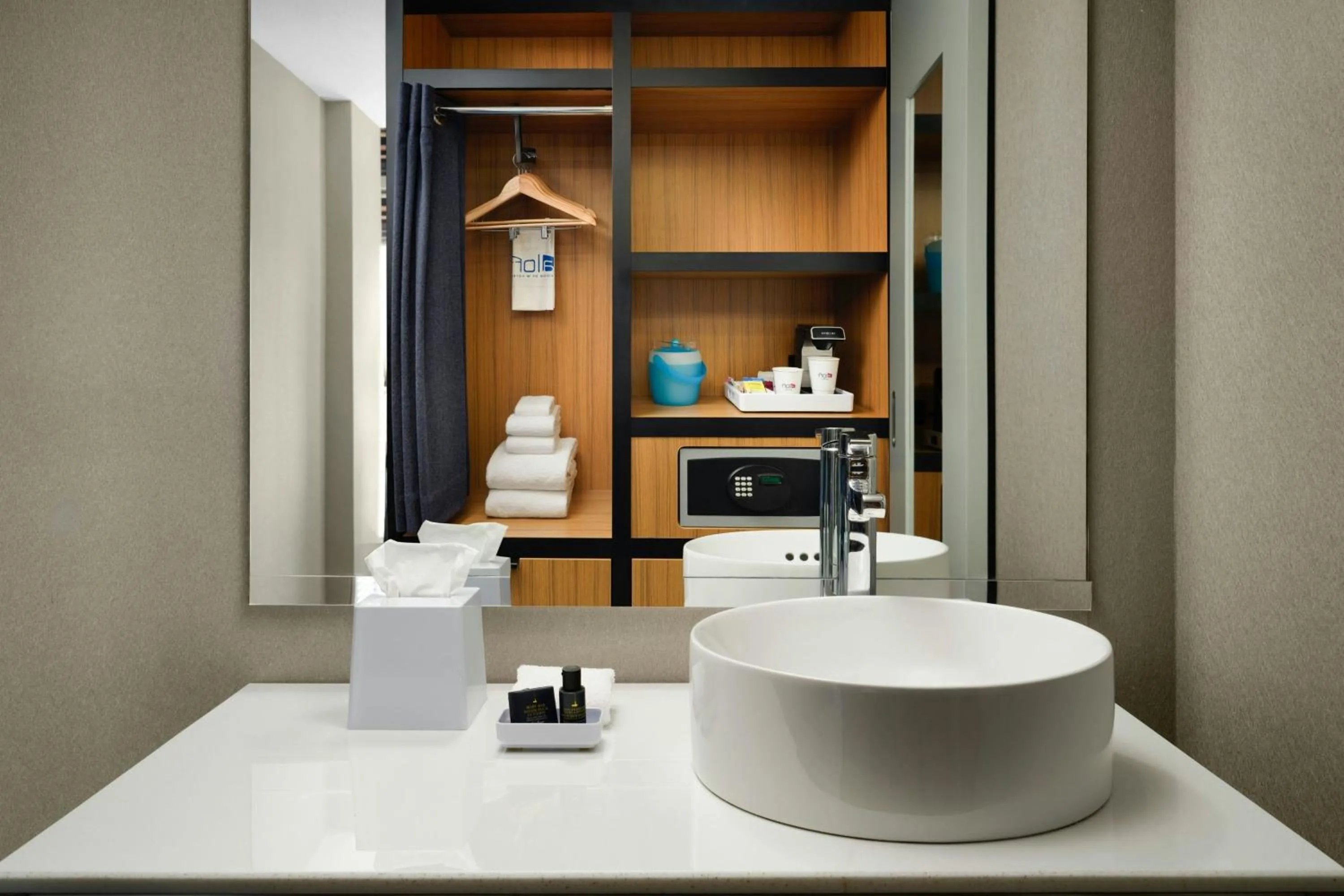 Photo of the whole room in Aloft Chicago Downtown River North