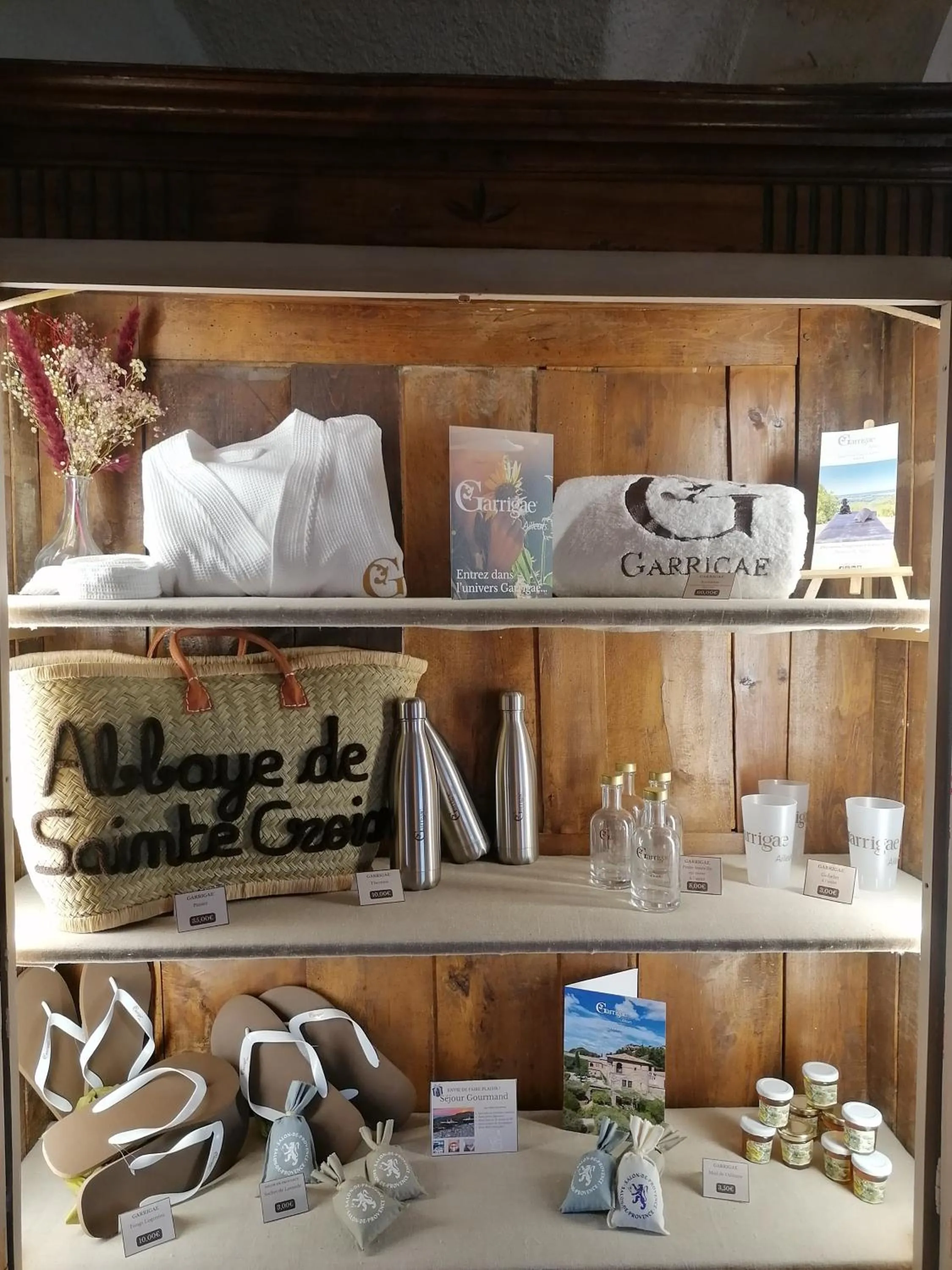 On-site shops in Garrigae Abbaye de Sainte Croix