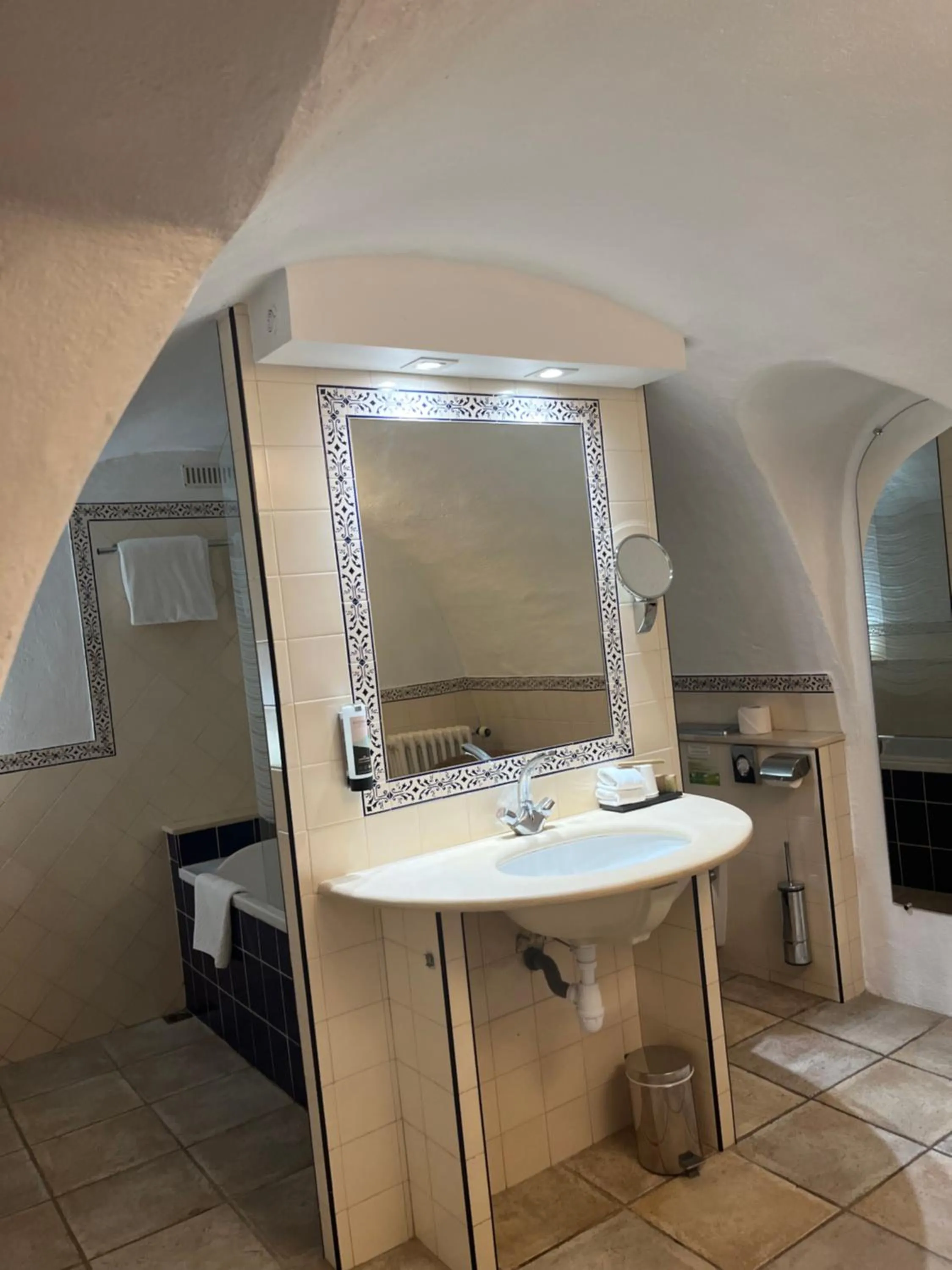 Bathroom in Garrigae Abbaye de Sainte Croix