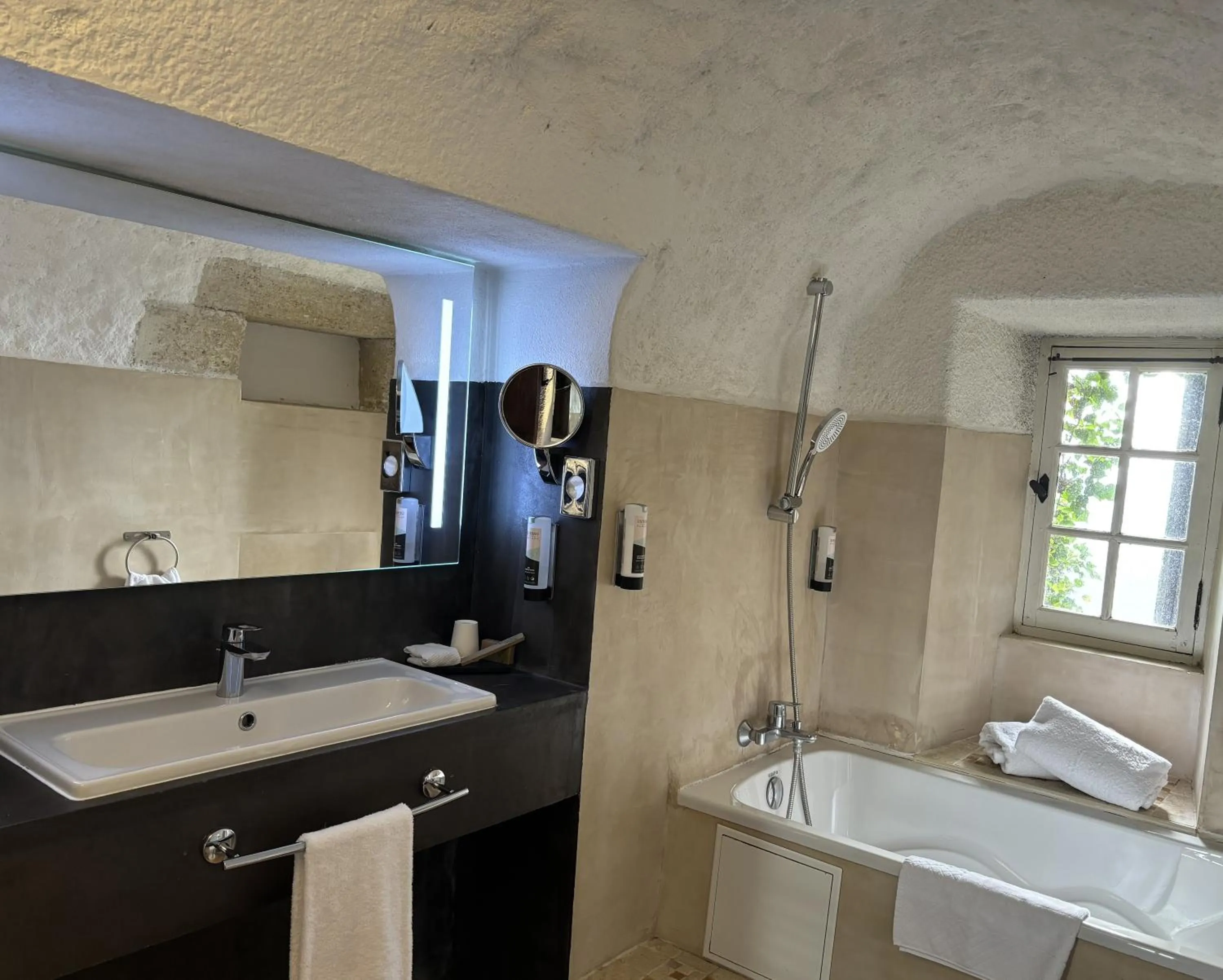 Bathroom in Garrigae Abbaye de Sainte Croix
